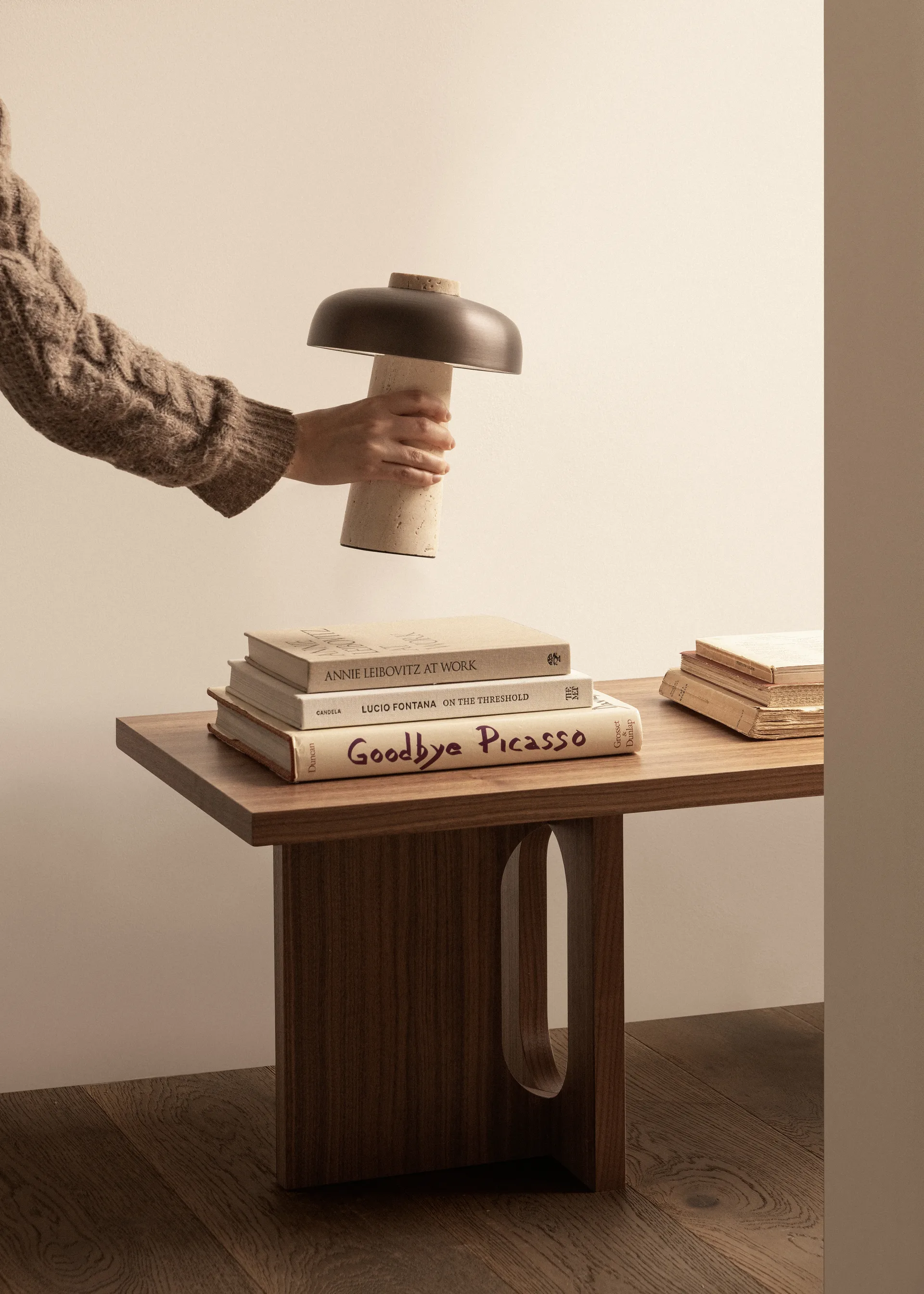 Lampa stołowa przenośna Reverse 24,5 cm, Travertine-bronzed aluminium Audo Copenhagen