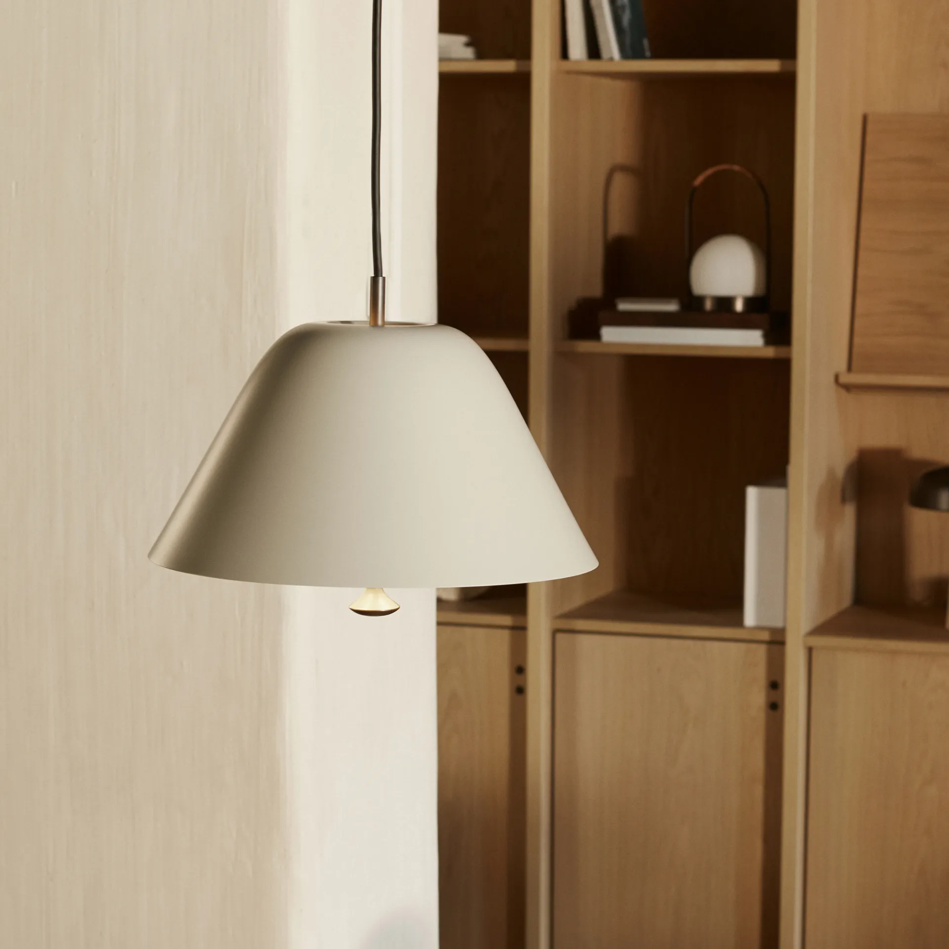 Lampa wisząca Levitate Ø28 cm, Szaro-mosiężny Audo Copenhagen