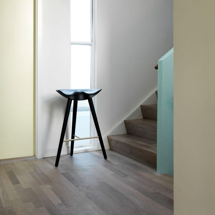 ML 42 krzesło barowe, black stained beech, brass Audo Copenhagen
