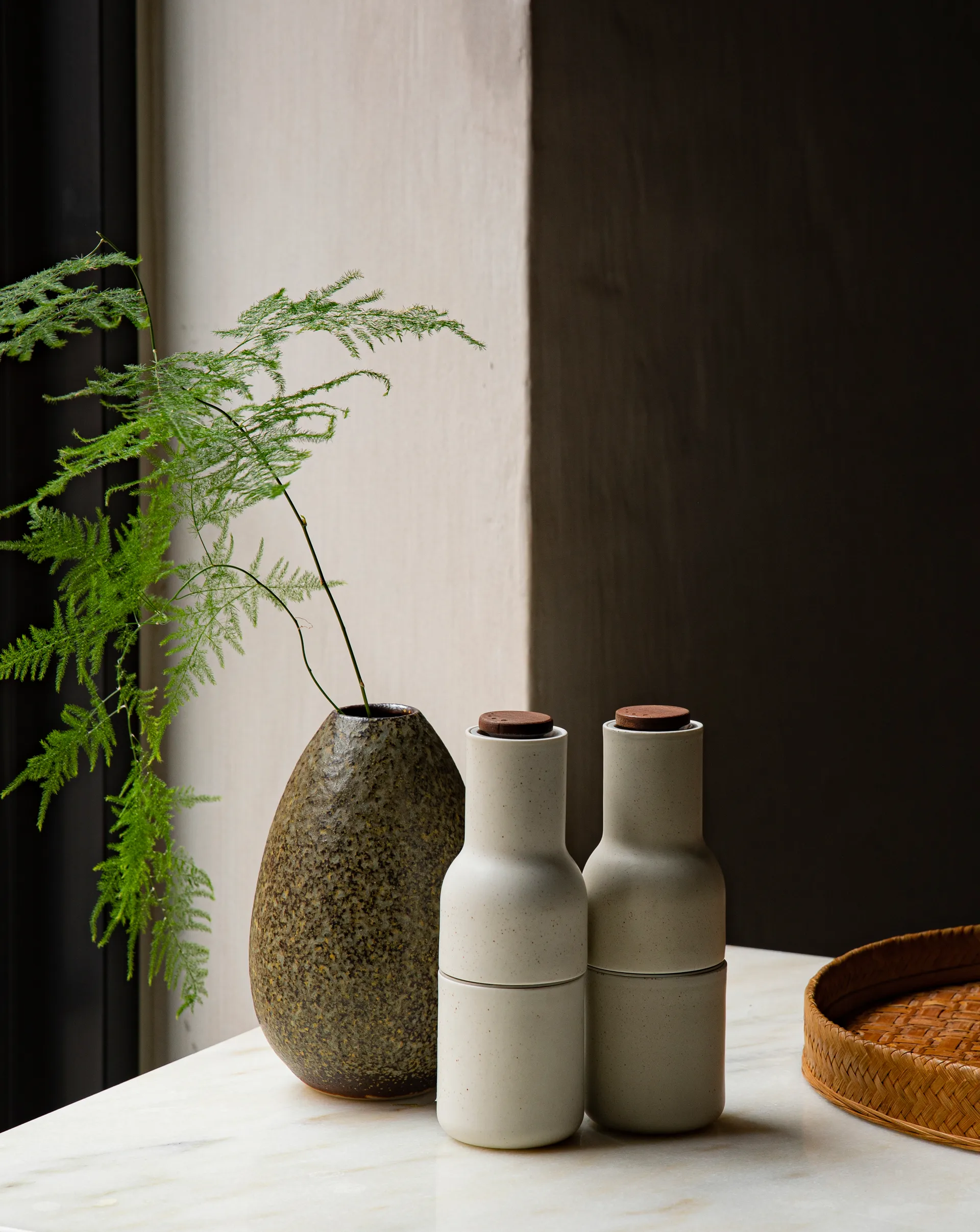 Młynki do przypraw Bottle Grinder 2 szt., Hunting green - beige (orzechowe pokrywki) Audo Copenhagen