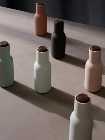 Młynki do przypraw Bottle Grinder 2 szt. - Nudes (orzechowe pokrywki) - Audo Copenhagen