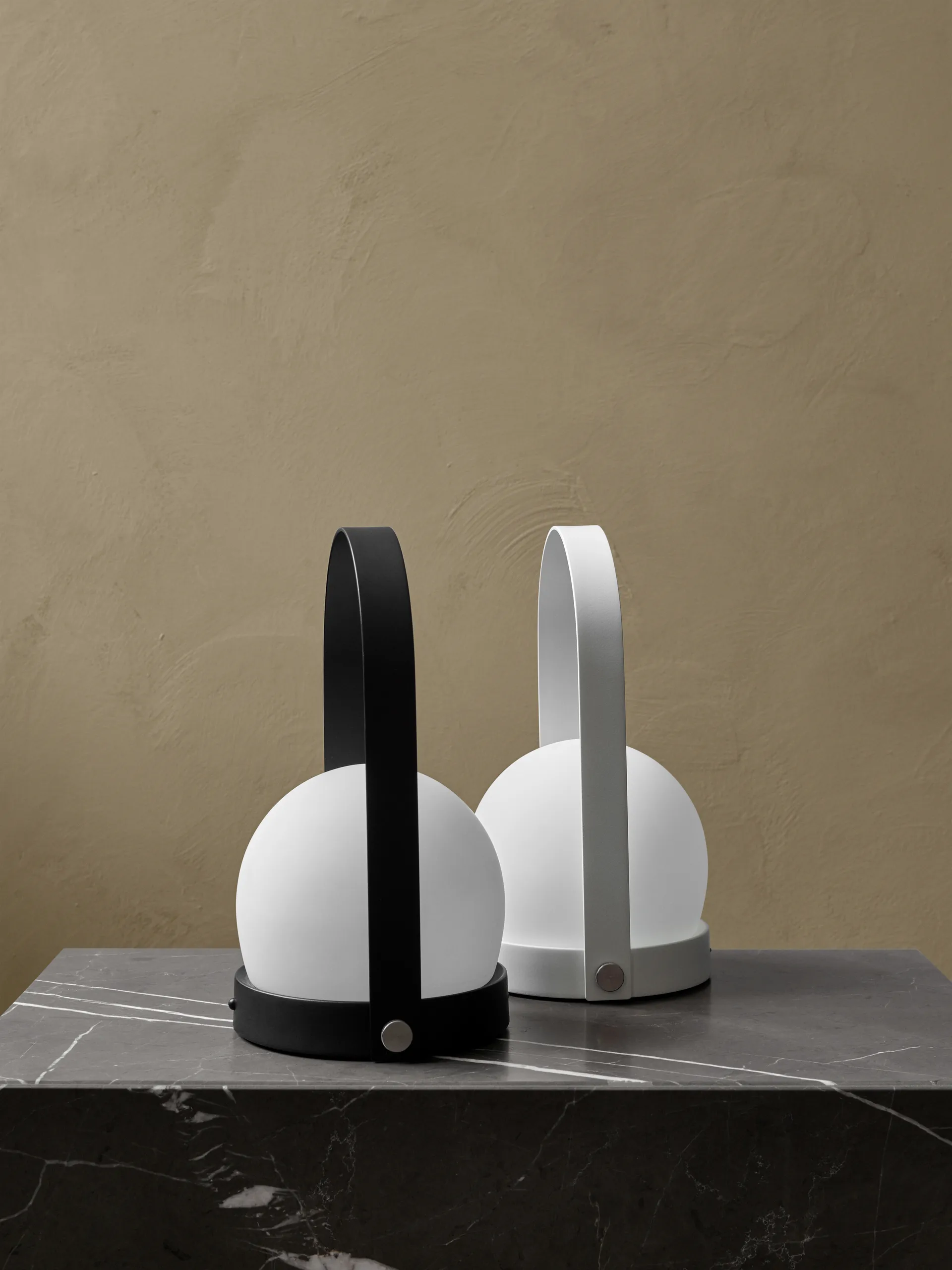 Przenośna lampa stołowa Carrie, Biały Audo Copenhagen