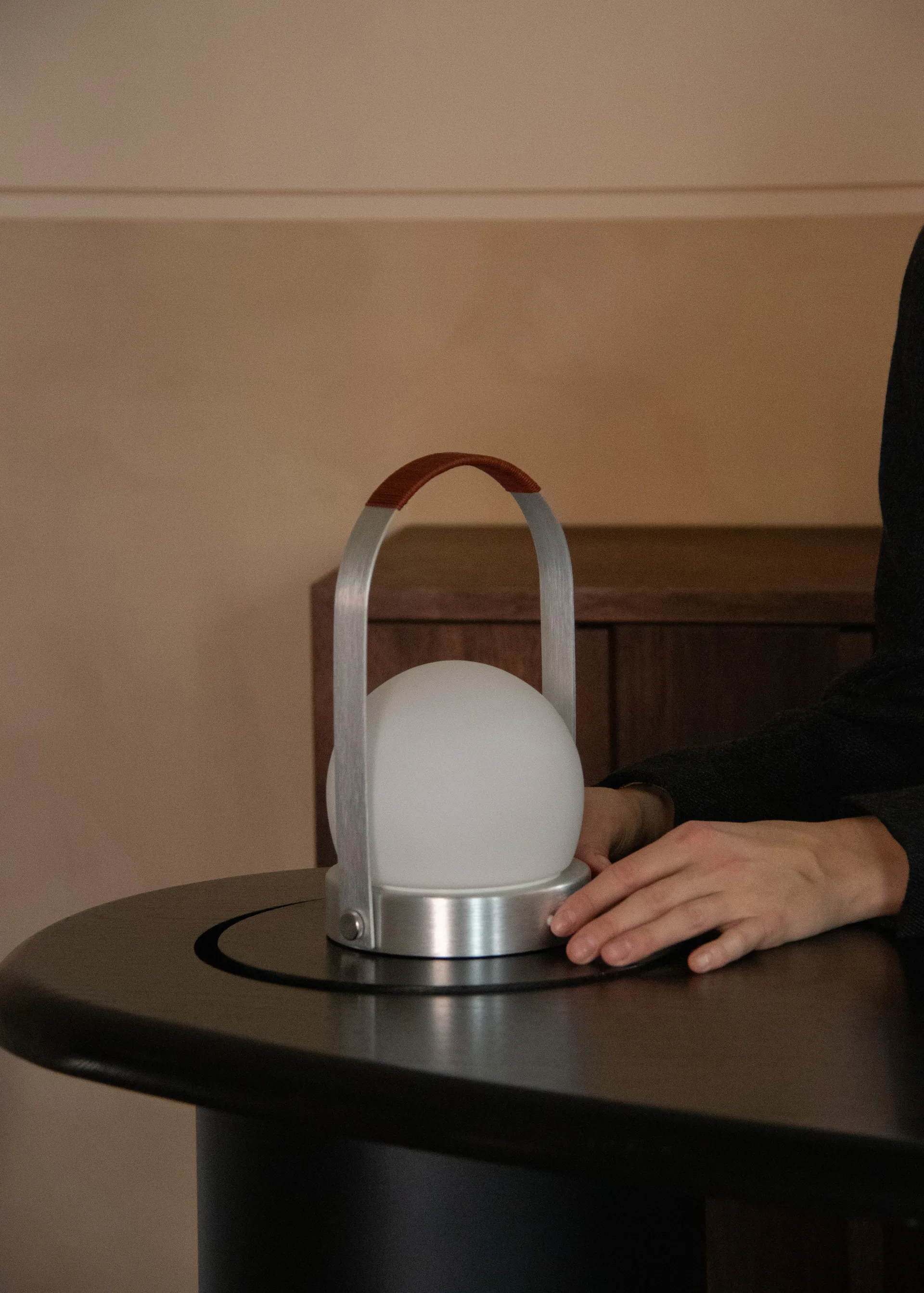 Przenośna lampa stołowa Carrie, Borstad aluminium Audo Copenhagen