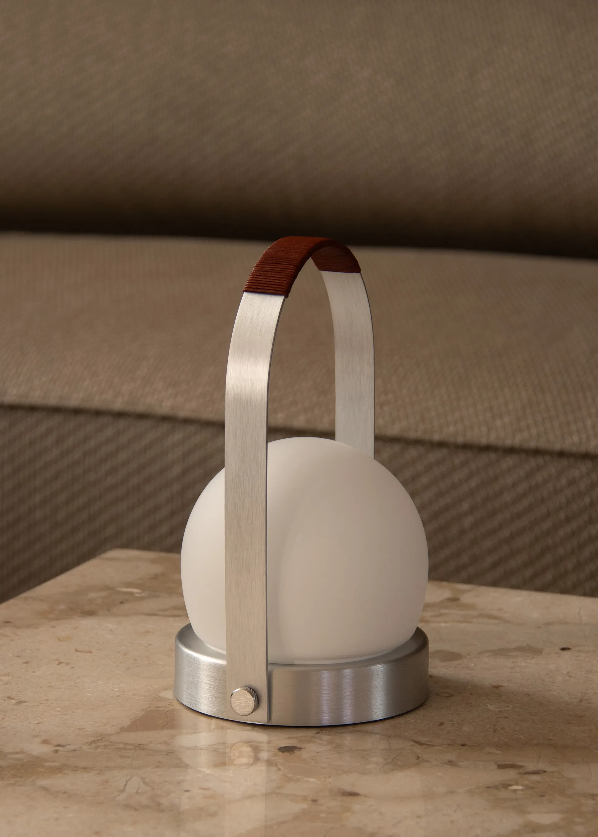 Przenośna lampa stołowa Carrie, Borstad aluminium Audo Copenhagen