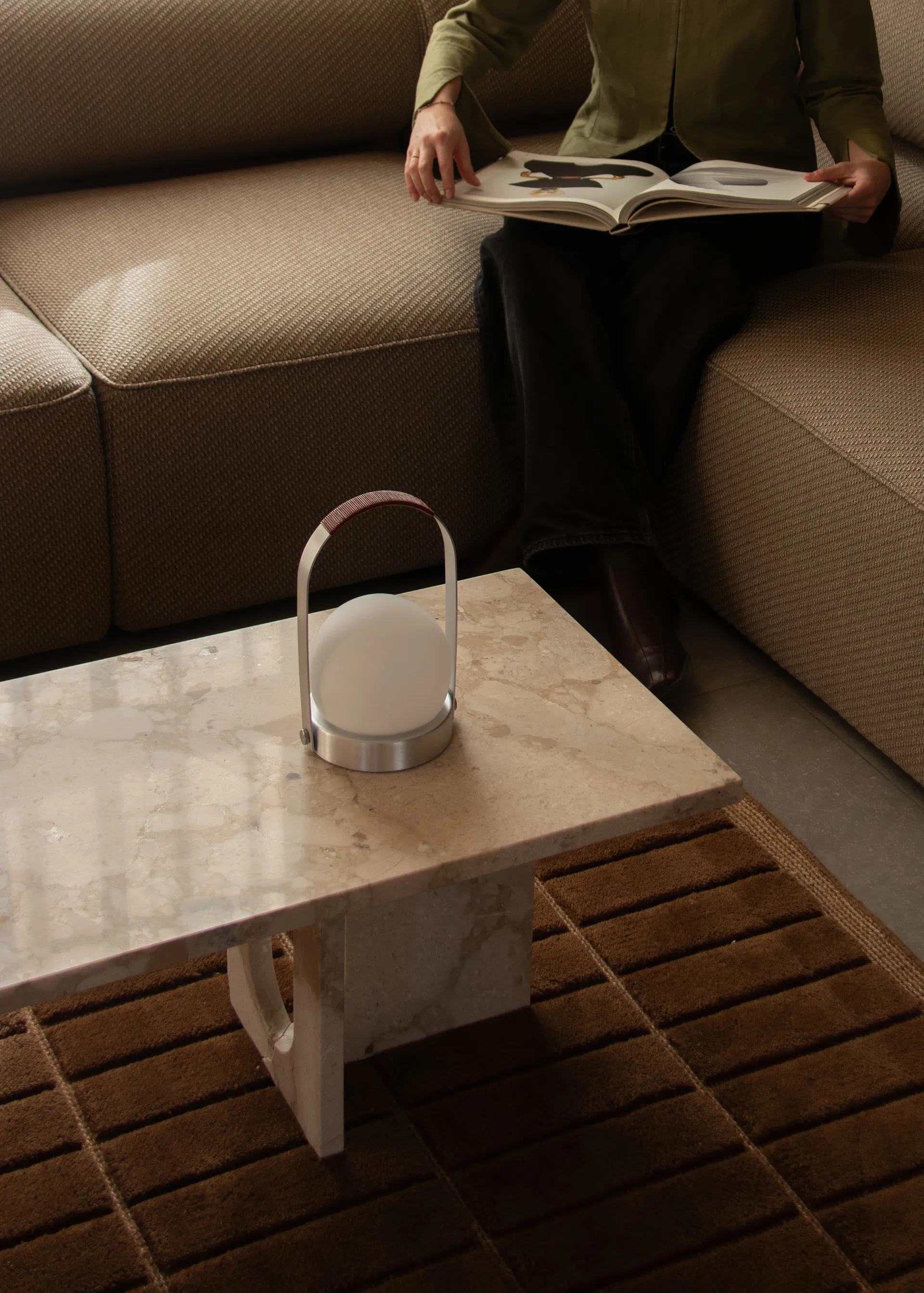 Przenośna lampa stołowa Carrie, Borstad aluminium Audo Copenhagen