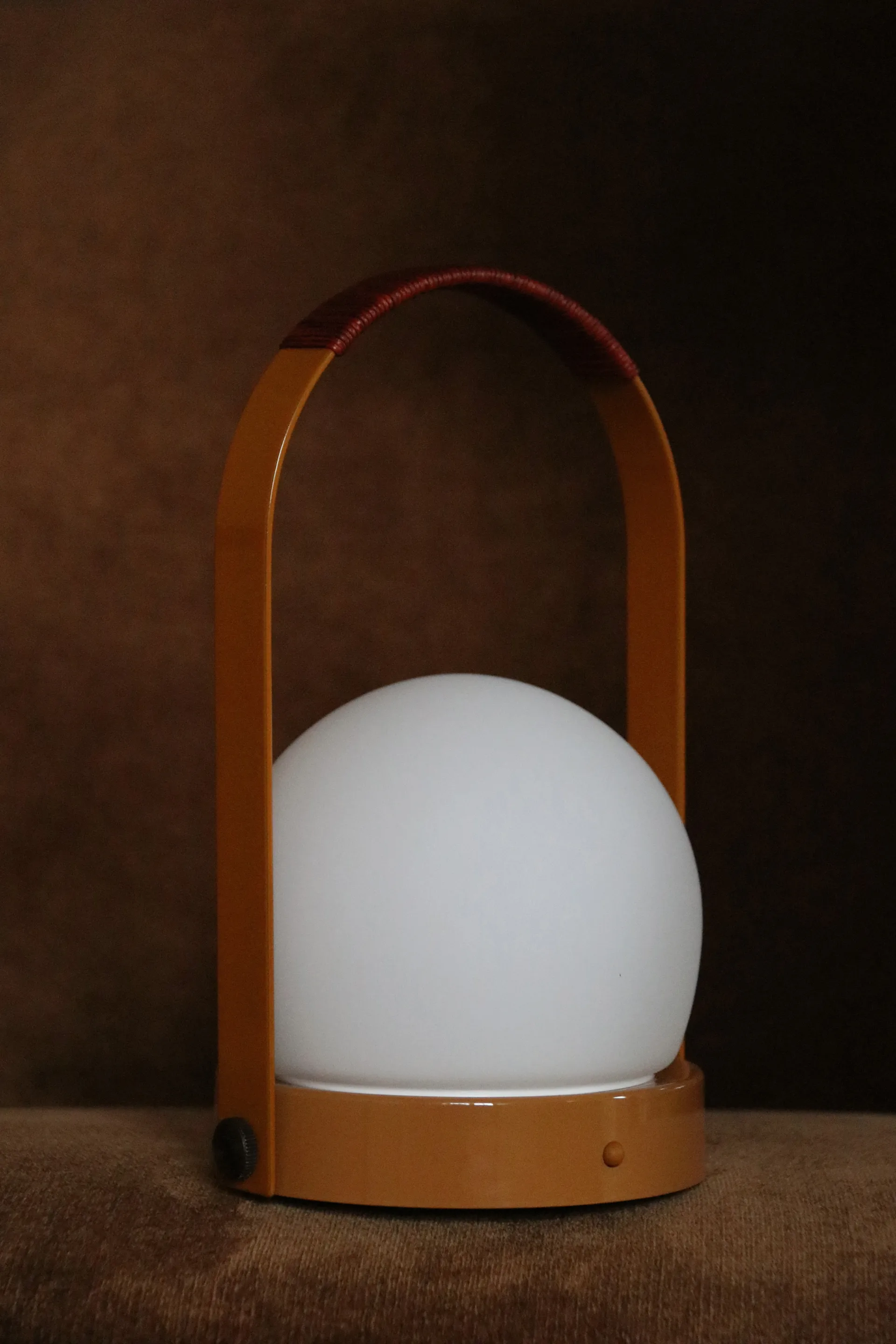 Przenośna lampa stołowa Carrie, Golden brown Audo Copenhagen