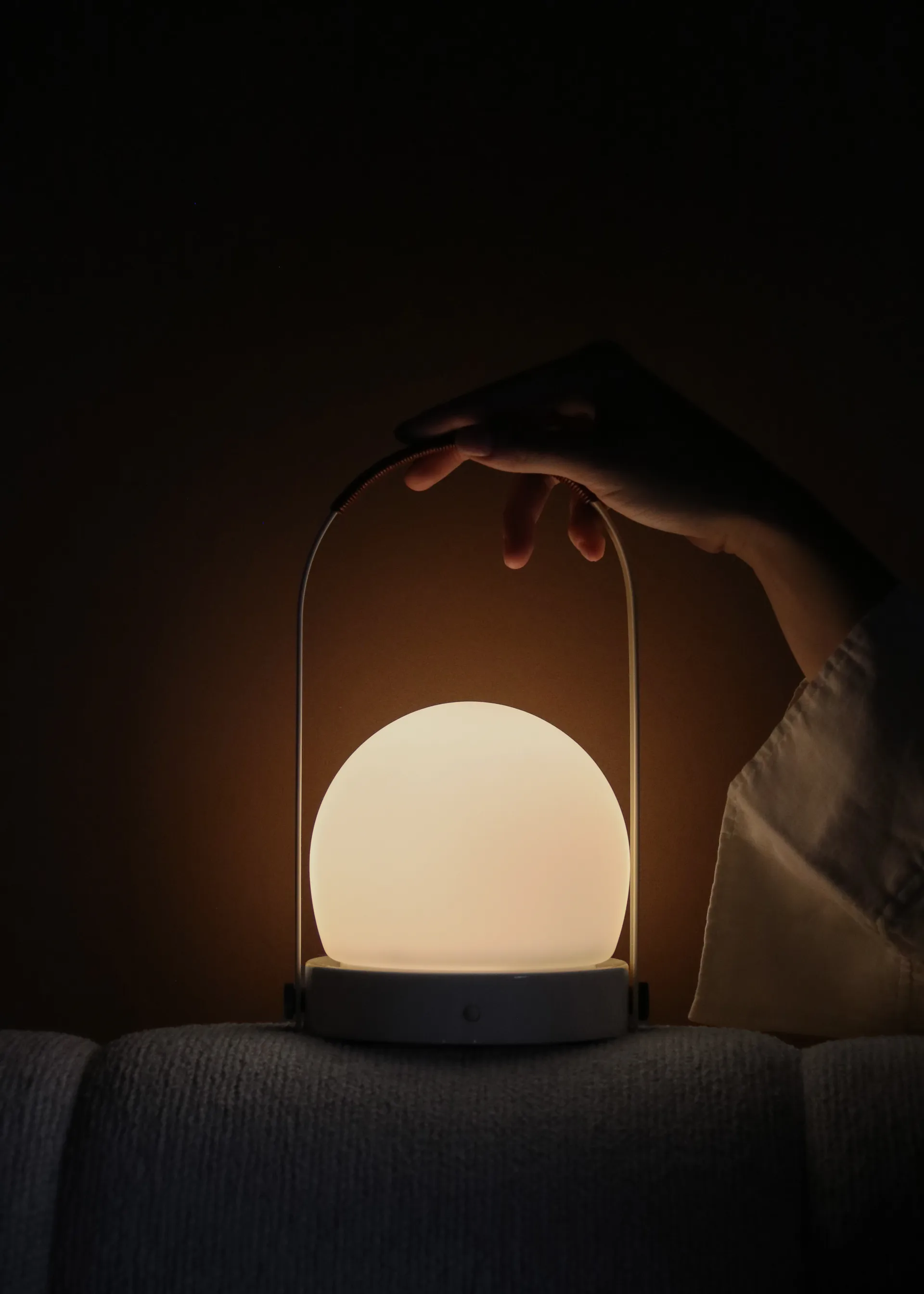 Przenośna lampa stołowa Carrie, Ivory Audo Copenhagen