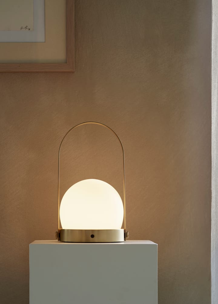 Przenośna lampa stołowa Carrie, szczotkowany mosiądz Audo Copenhagen
