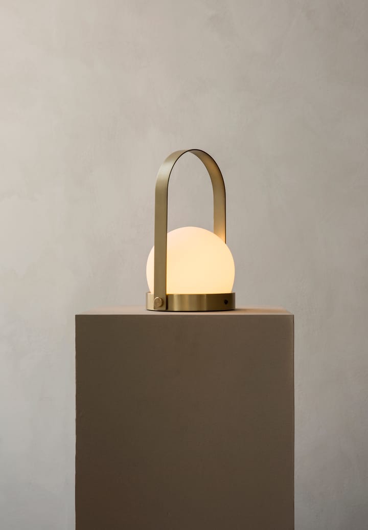 Przenośna lampa stołowa Carrie, szczotkowany mosiądz Audo Copenhagen