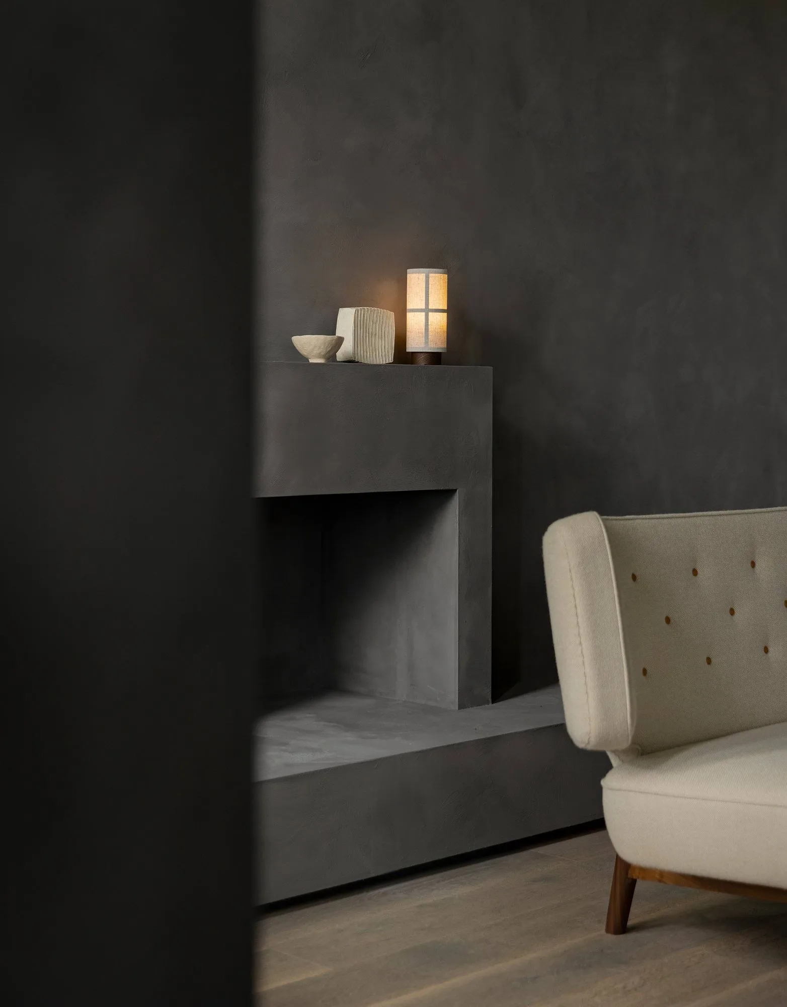 Radiohus Sofa w pełni tapicerowana RE-WOOL PC1T Global HR BUTTONS Vegetal podstawa na 4 nogach, Re-wool 218-orzech, skórzane guziki, 2-osobowa Audo Copenhagen
