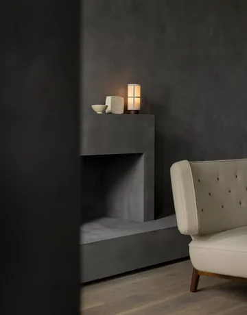 Radiohus Sofa w pełni tapicerowana RE-WOOL PC1T Global HR BUTTONS Vegetal podstawa na 4 nogach - Re-wool 218-orzech, skórzane guziki, 2-osobowa - Audo Copenhagen