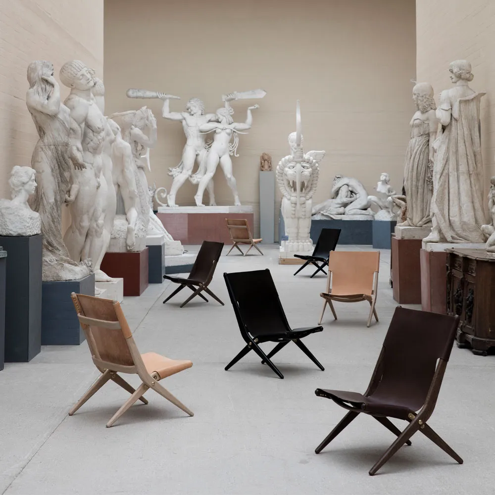 Saxe fotel, czarna skóra, podstawa z dębu barwionego na czarno Audo Copenhagen