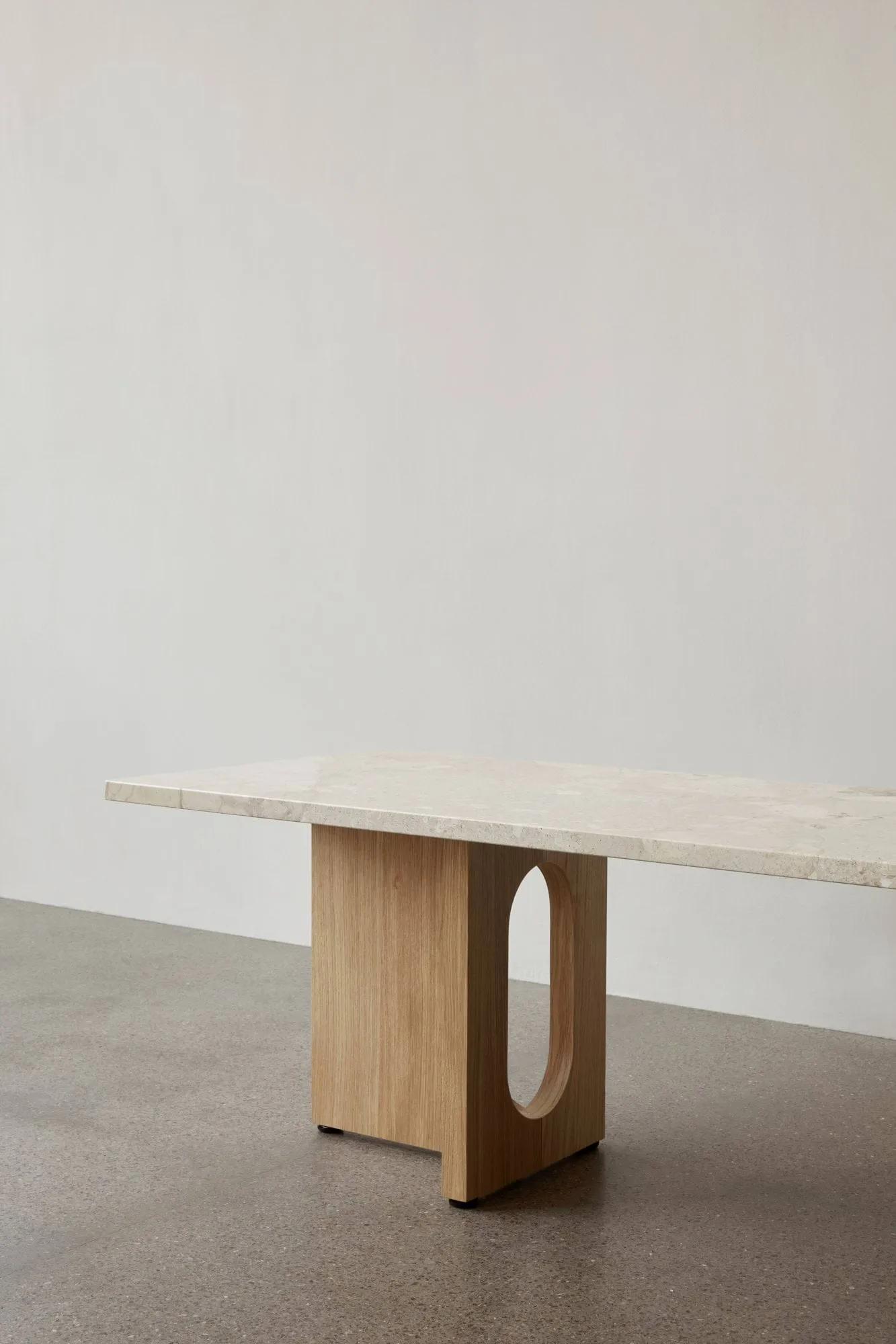 Stolik Androgyne, sand/kunis breccia, stojak dębowy Audo Copenhagen