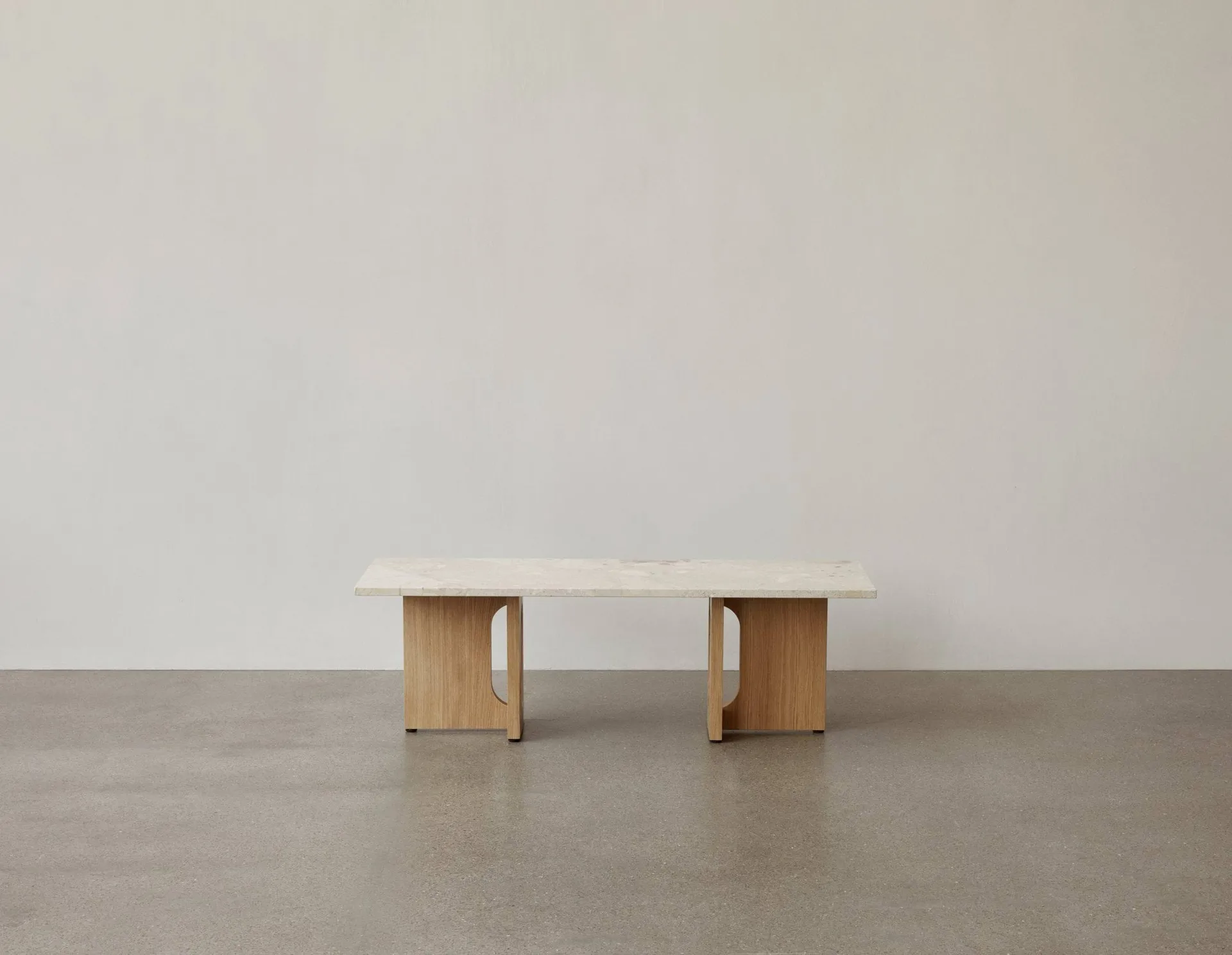 Stolik Androgyne, sand/kunis breccia, stojak dębowy Audo Copenhagen
