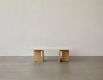 Stolik Androgyne - sand/kunis breccia, stojak dębowy - Audo Copenhagen