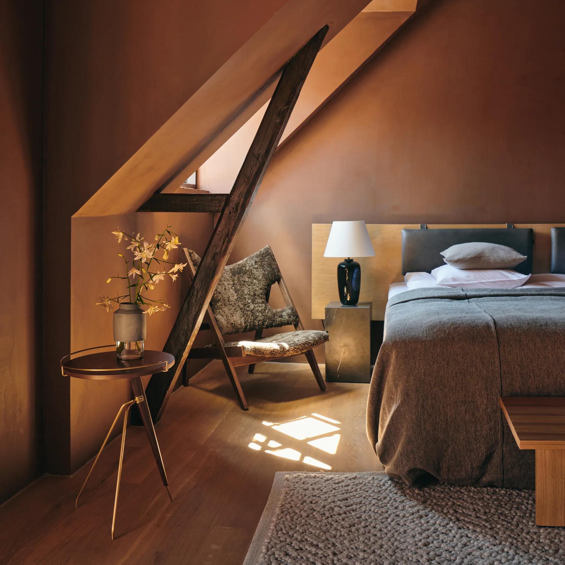 Stolik boczny Umanoff orzech polerowany - mosiądz, 60 cm Audo Copenhagen