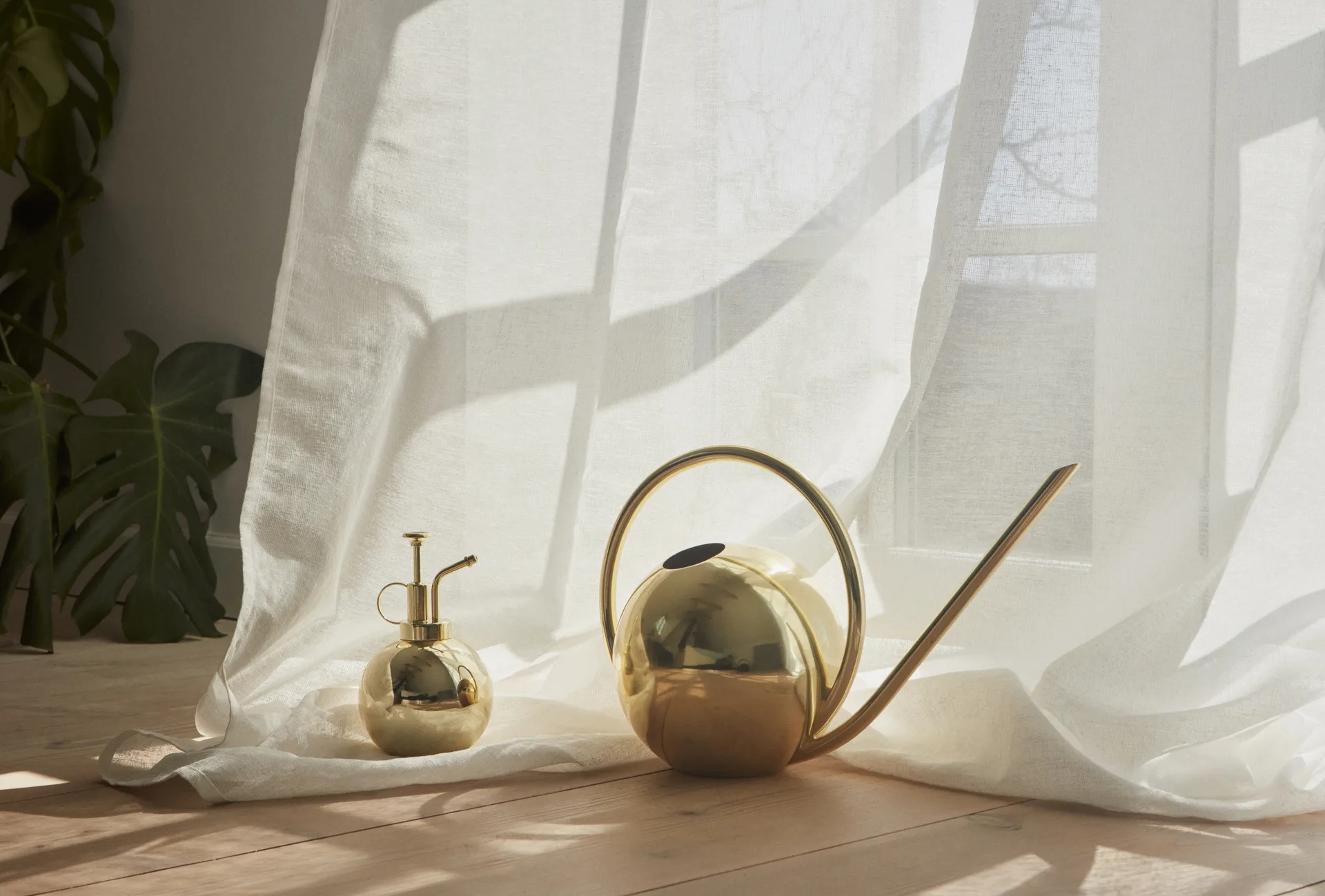 Dzbanek na wodę Globe 23 cm, Złoto AYTM