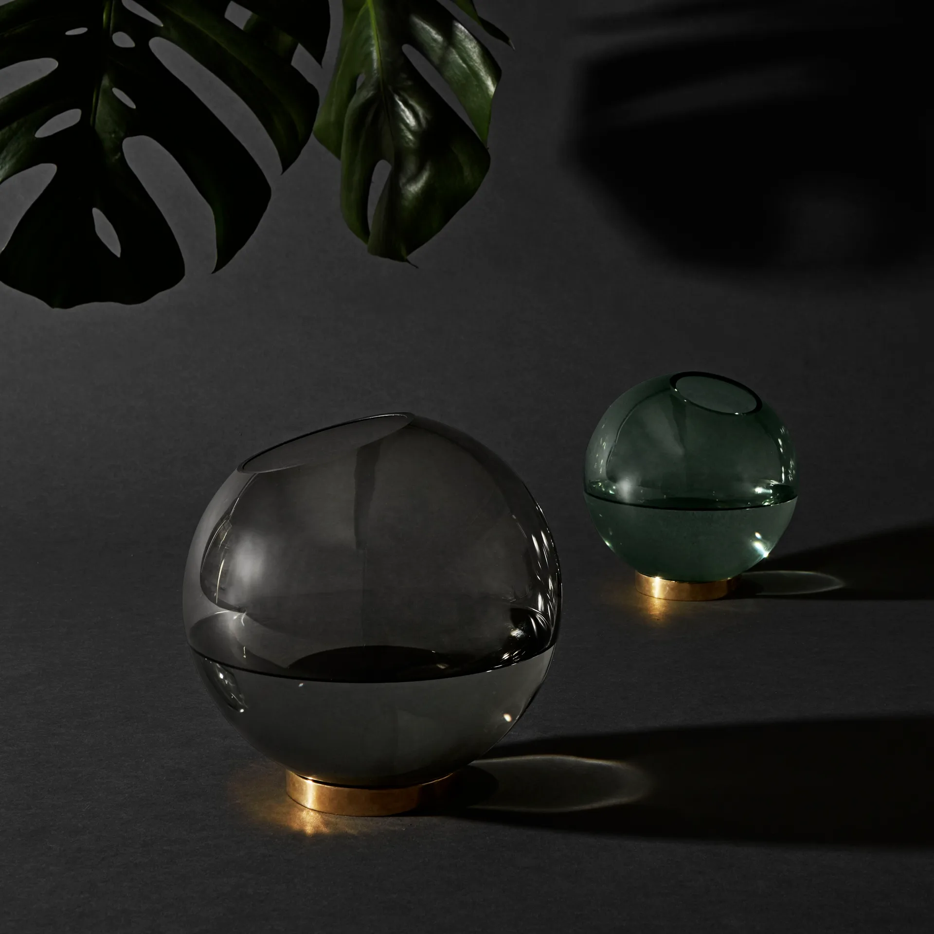 Globus wazon duży, czarno-złoty AYTM