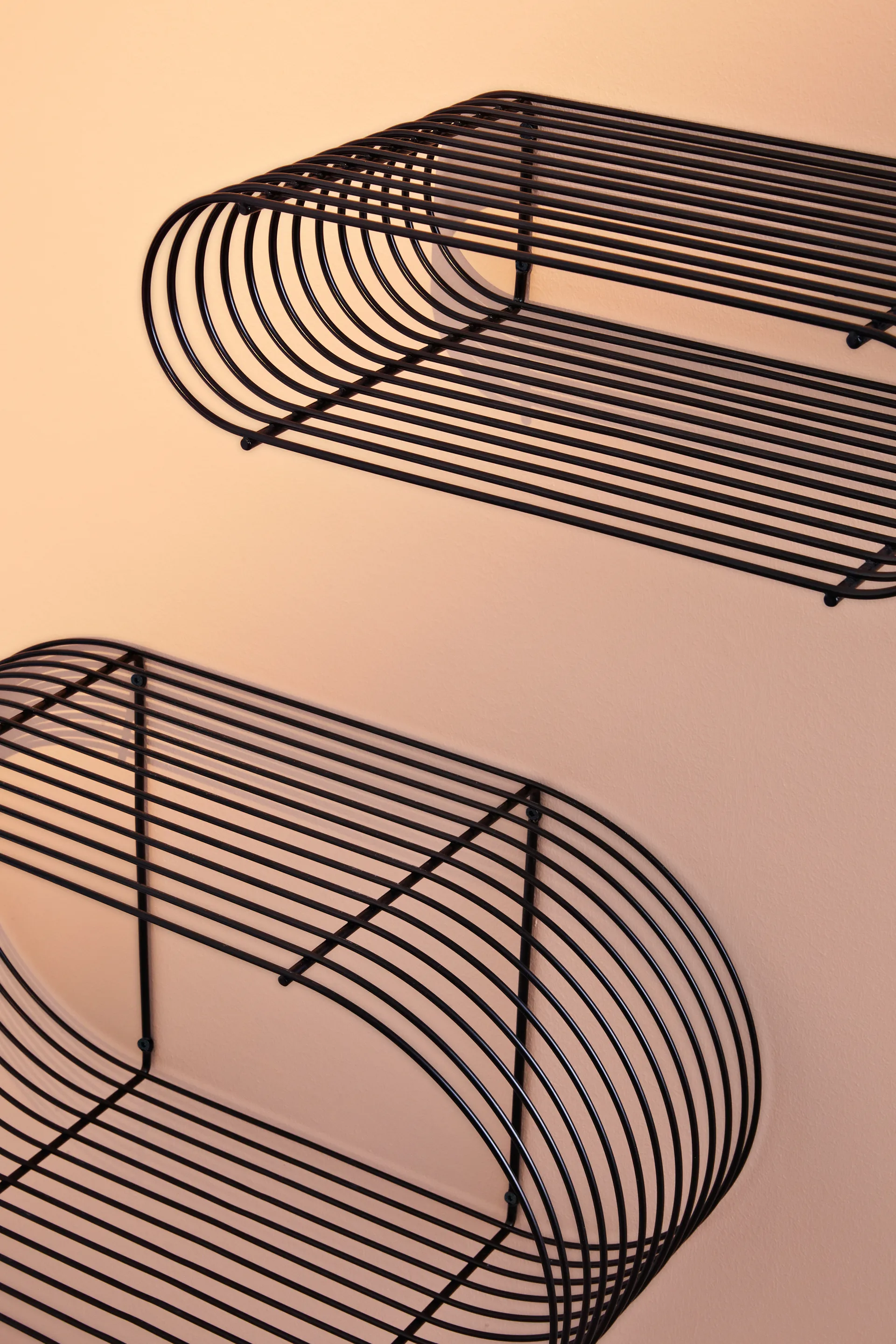 Półka ścienna Curva, Czarny AYTM