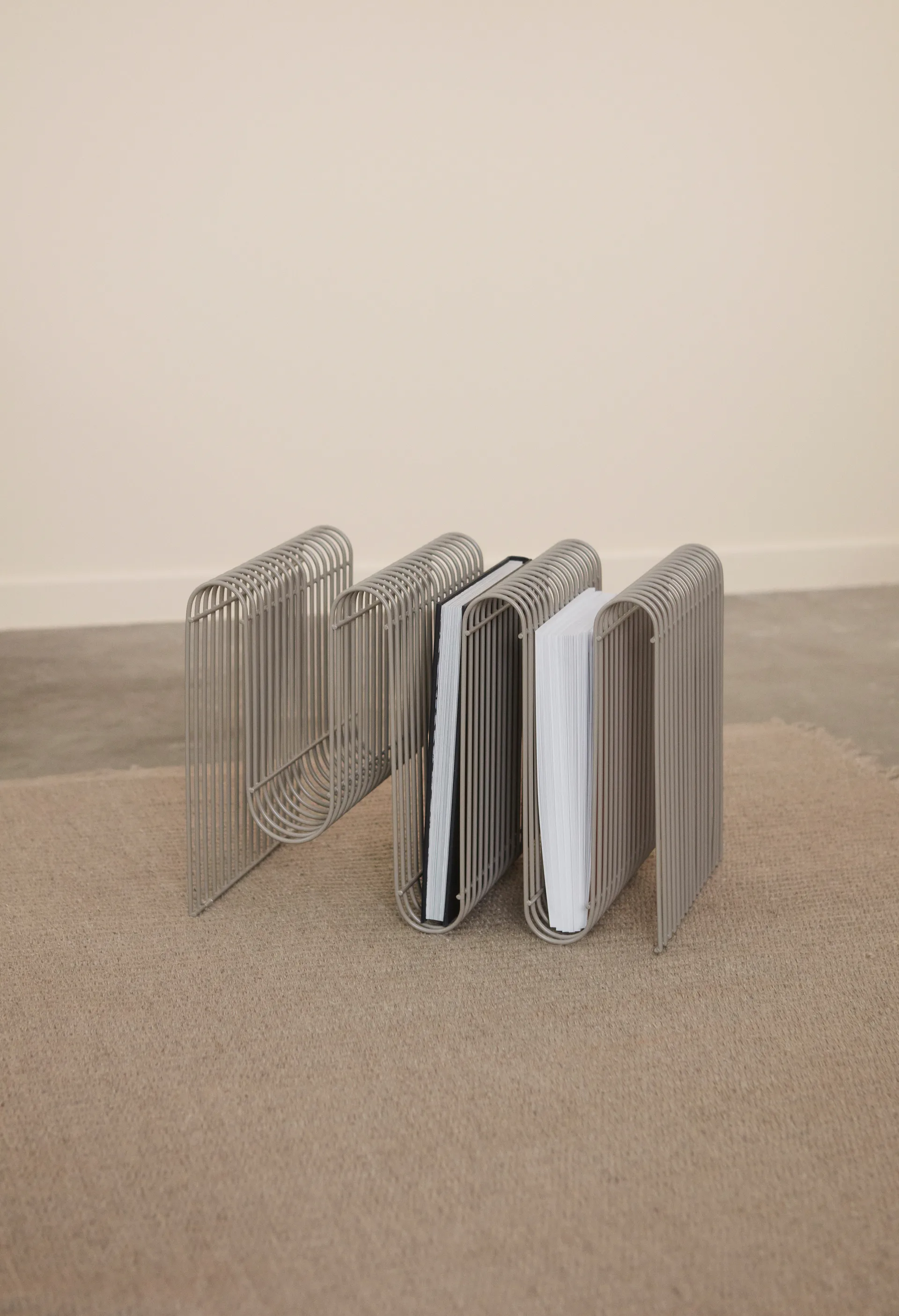 Stojak na czasopisma Curva, Taupe AYTM