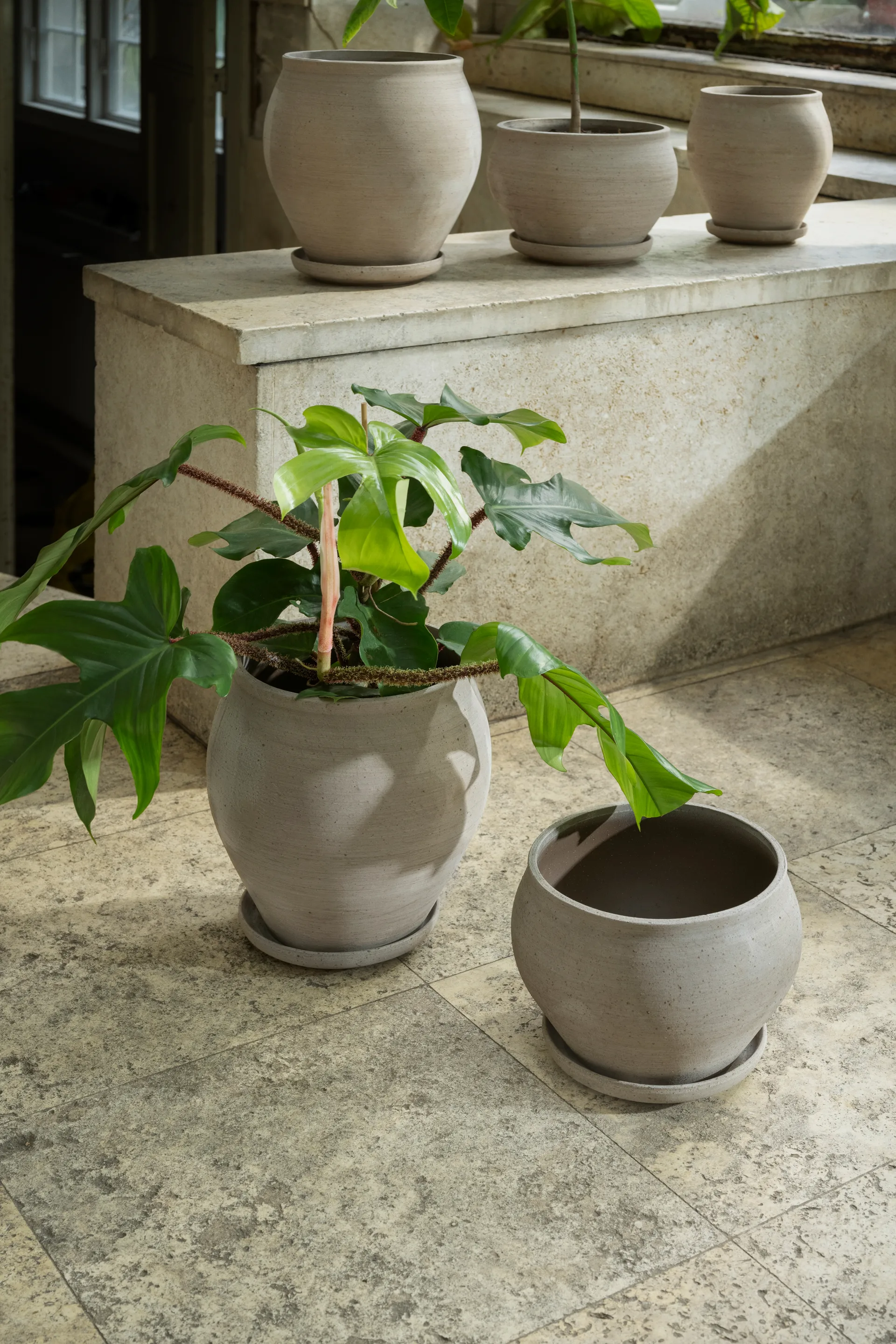 Doniczka Delphi z podstawką, 2 części, Grey, Ø24 cm, low Bergs Potter