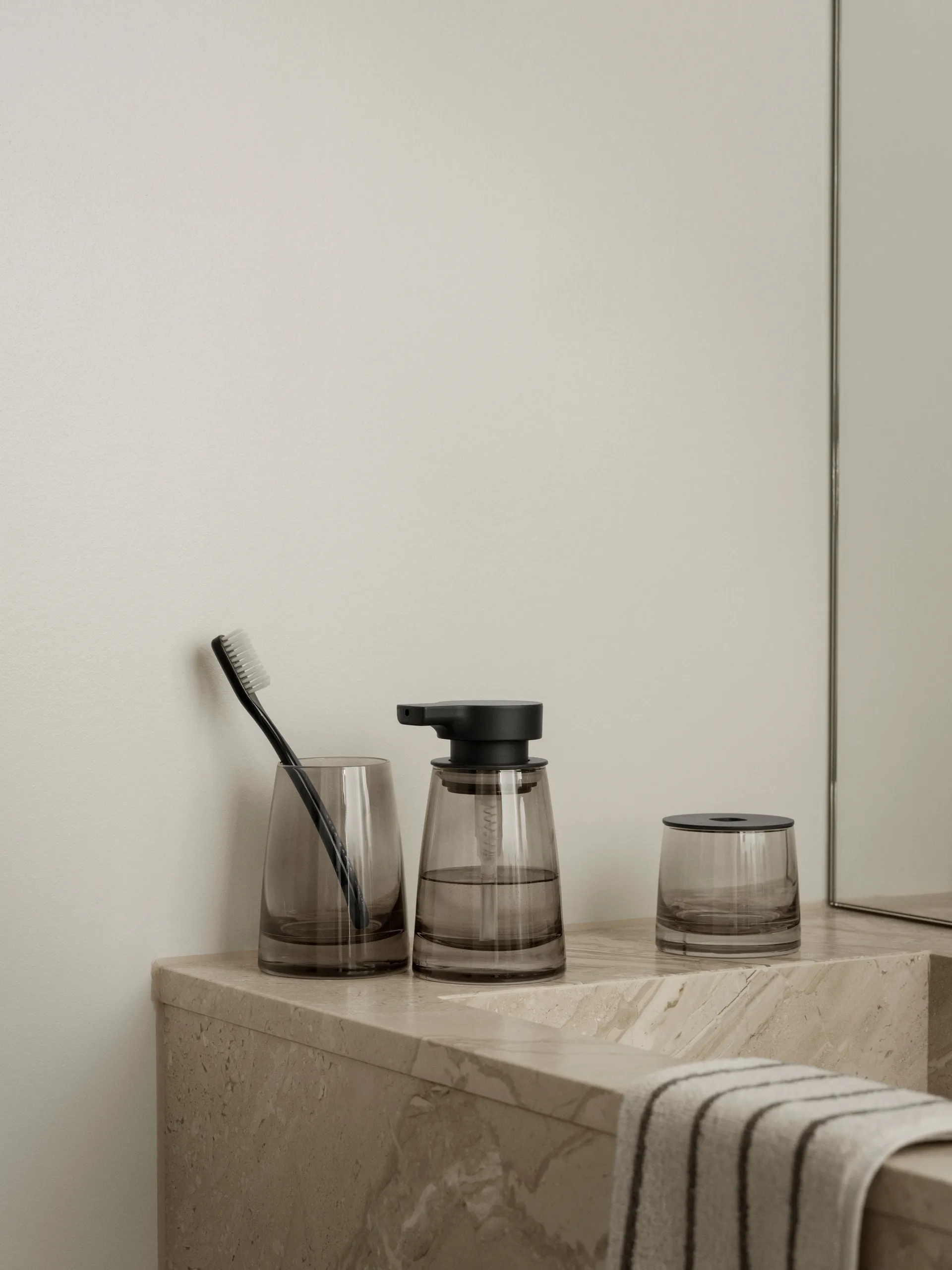Ava dozownik do mydła 250 ml, Black blomus