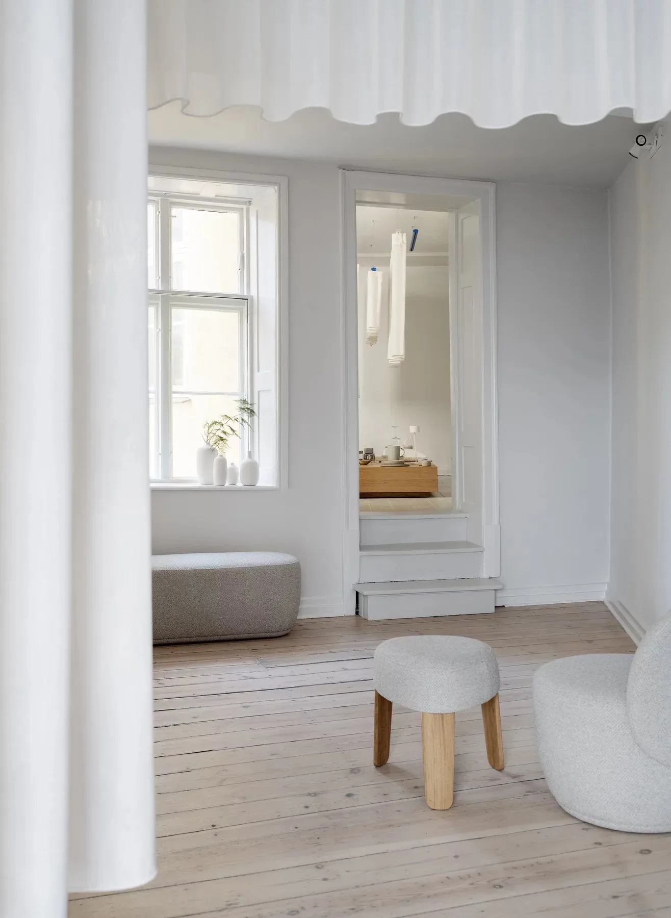 Fotel Kuon z funkcją obrotową, Boucla beige blomus