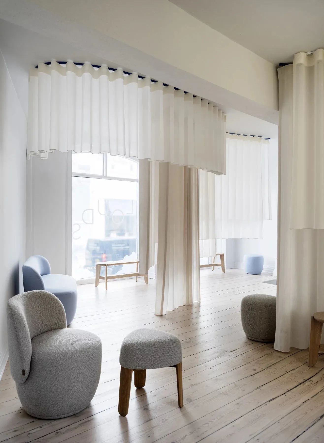 Fotel Kuon z funkcją obrotową, Boucla beige blomus