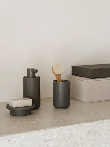 Kubek na szczoteczkę do zębów Kua - Cedar Wood, Ø7x11 cm - blomus