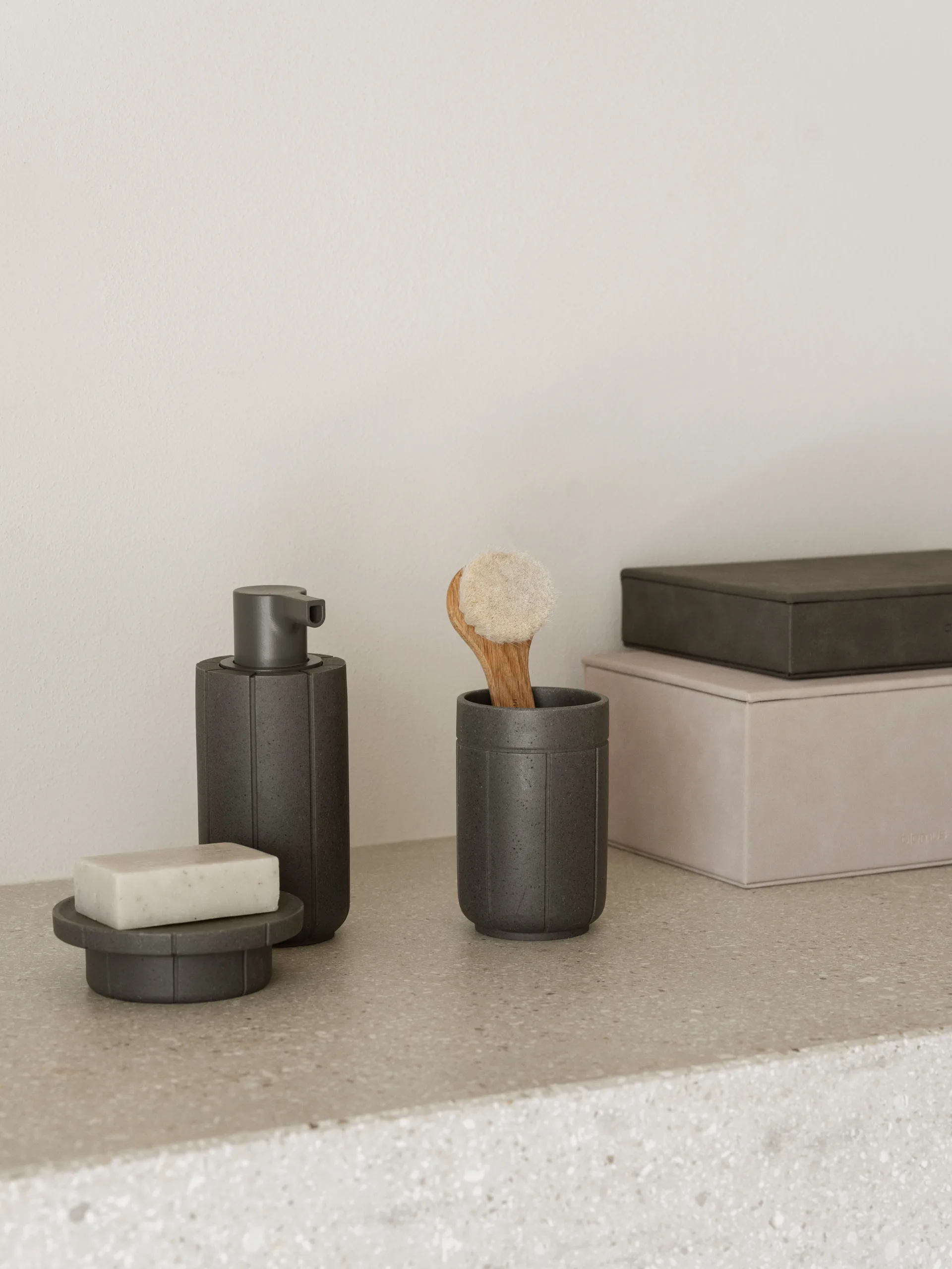 Mydelniczka Kua, Cedar Wood, Ø11x3,5 cm blomus