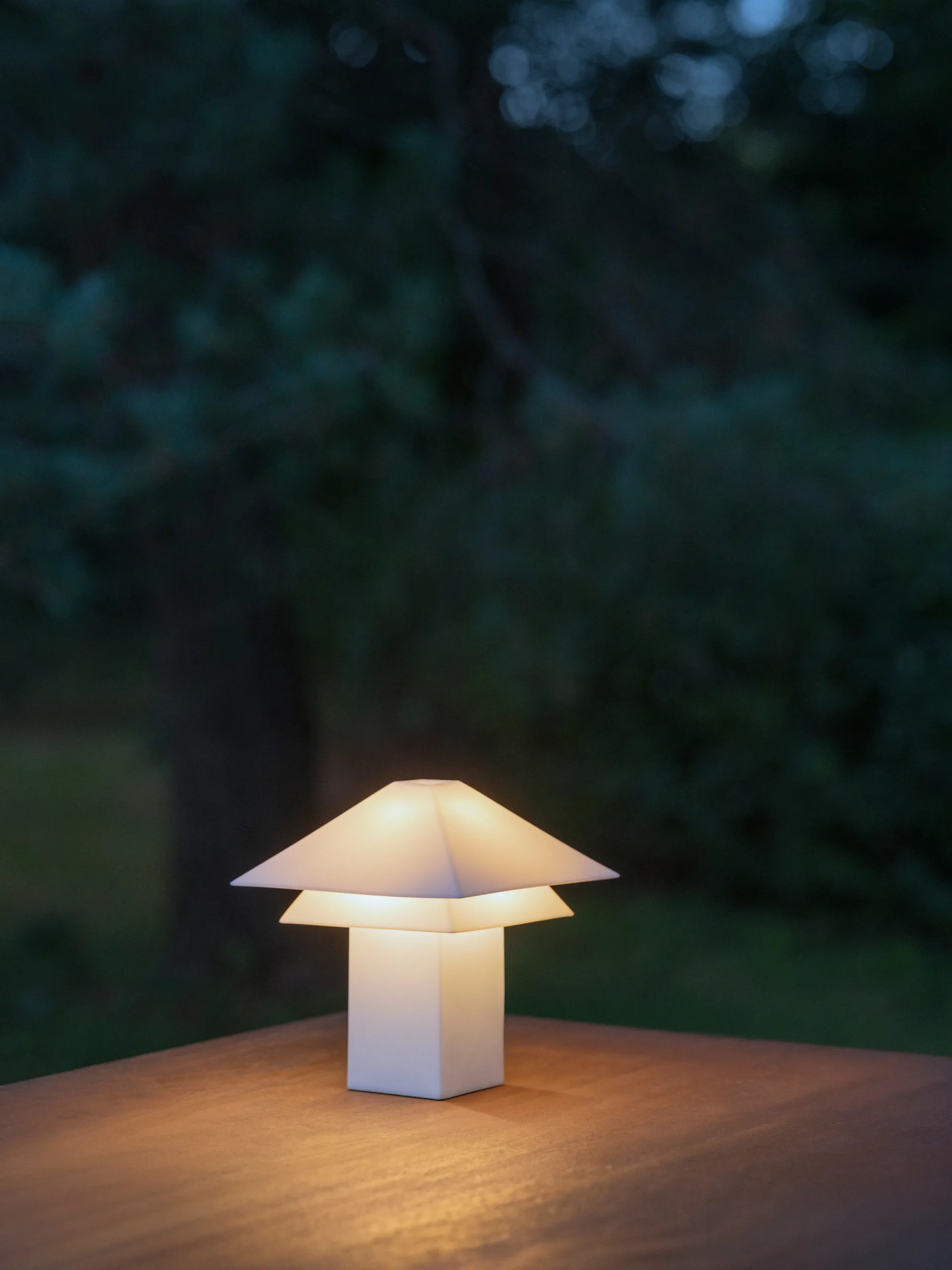 Przenośna lampa stołowa Sanaka, White blomus