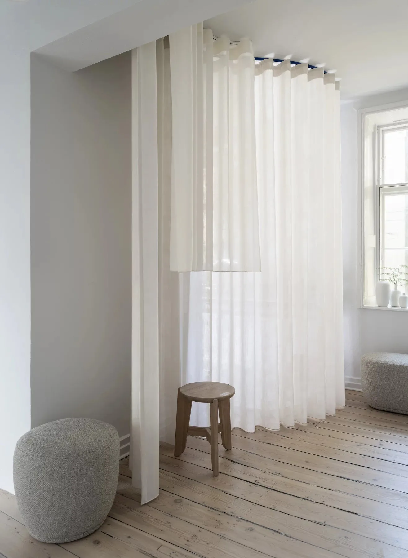 Pufa Kuon Ø48x45 cm, Boucla beige blomus