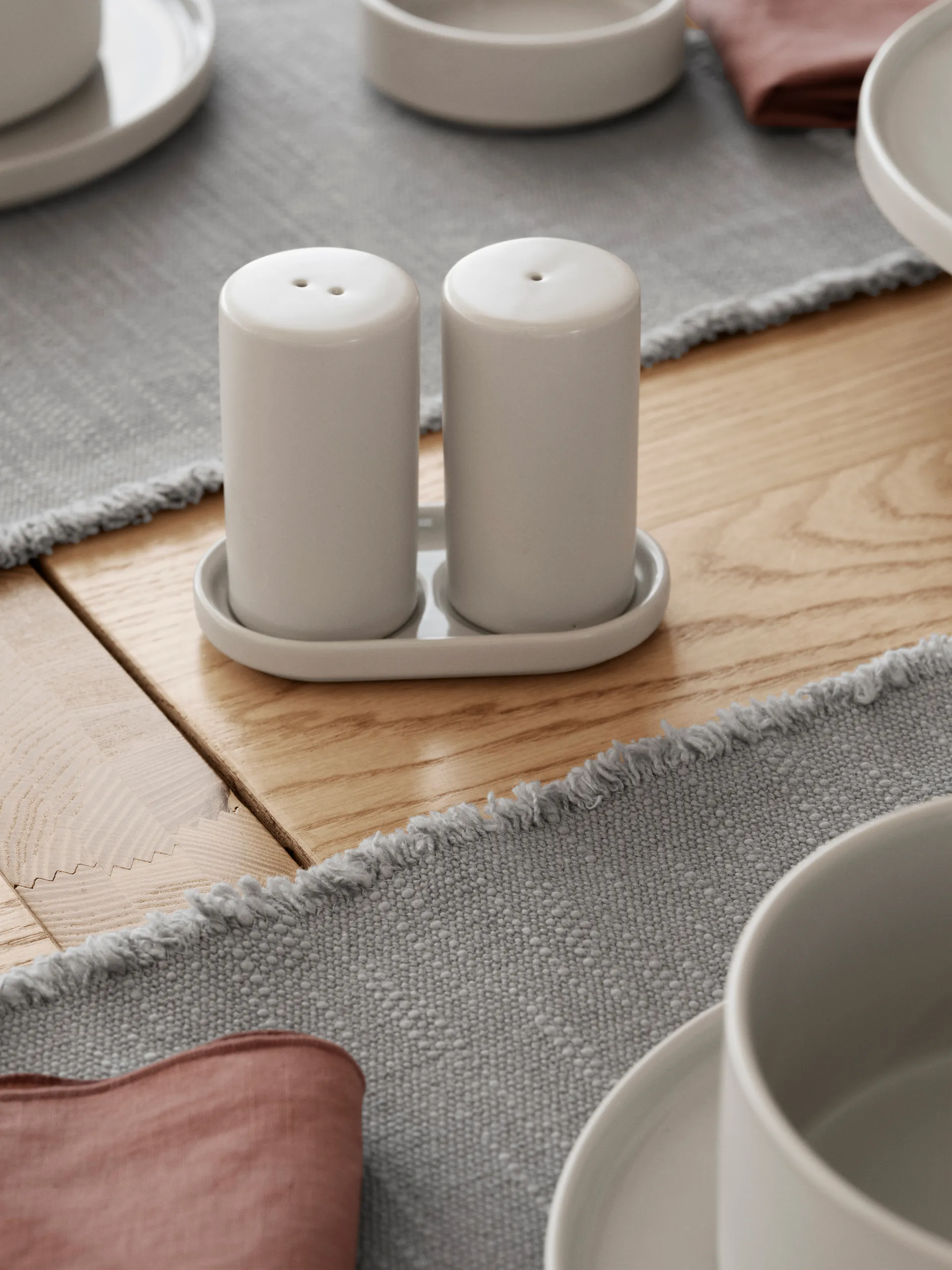 Solniczka i pieprzniczka Pilar, 2 części, Moonbeam, Ø4,5×11,5 cm blomus