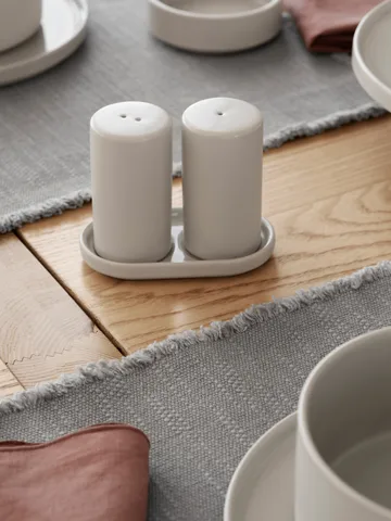 Solniczka i pieprzniczka Pilar, 2 części - Moonbeam, Ø4,5×11,5 cm - blomus