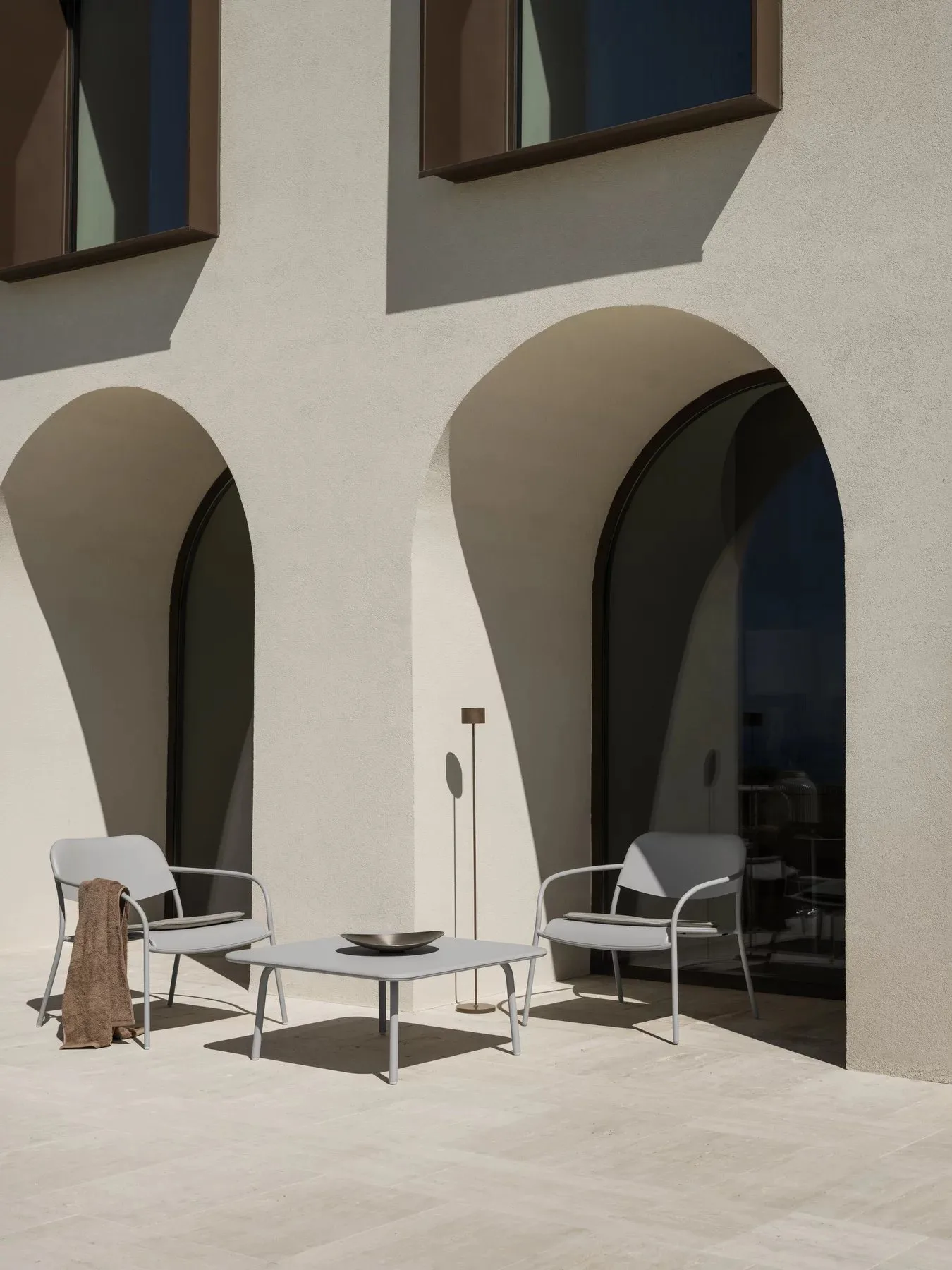 Stolik YUA Lounge Table 80x80 cm, Silk Grey blomus