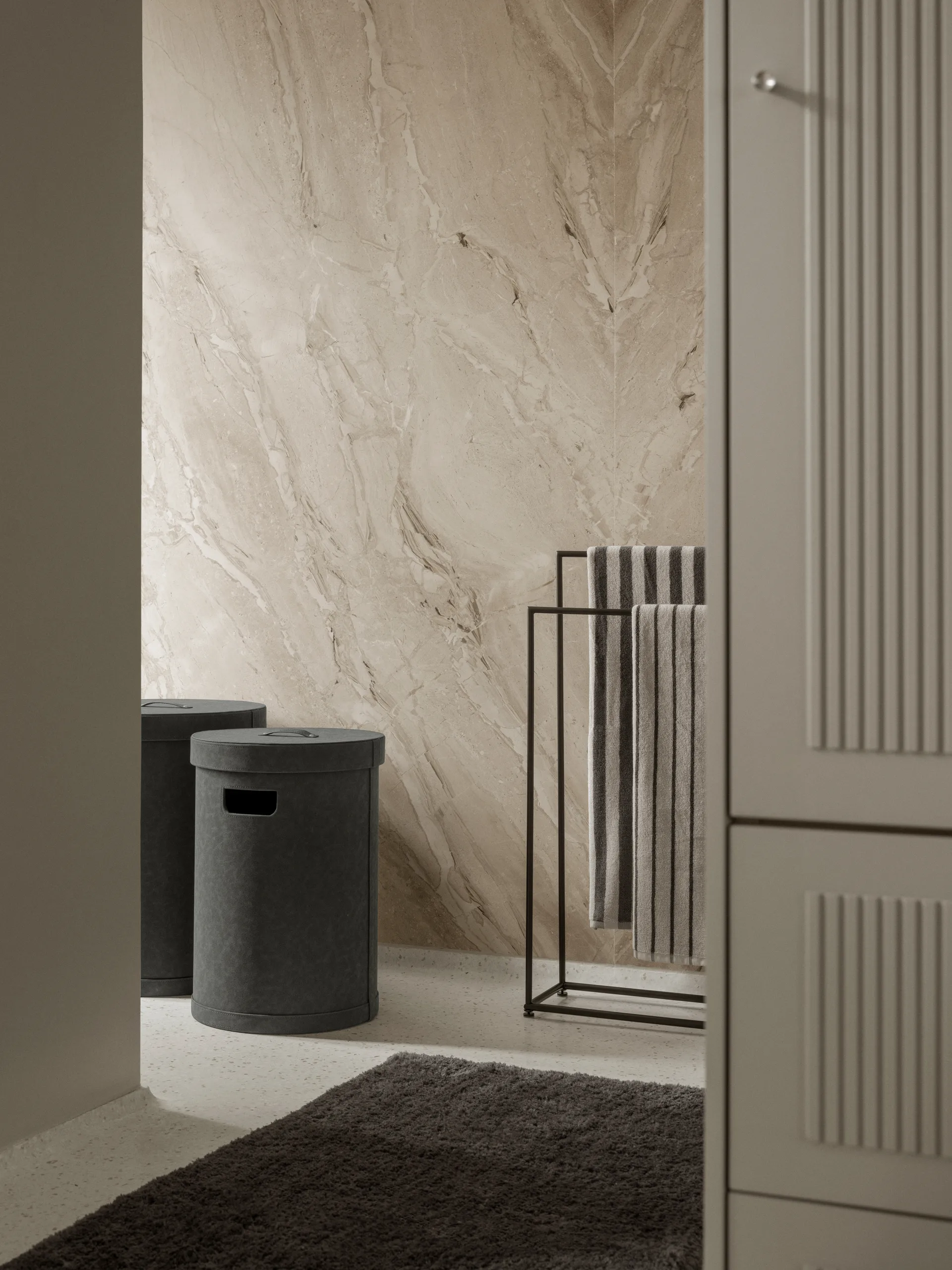 Wieszak na ręcznik Modo, Black, 86x60x18,5 cm blomus