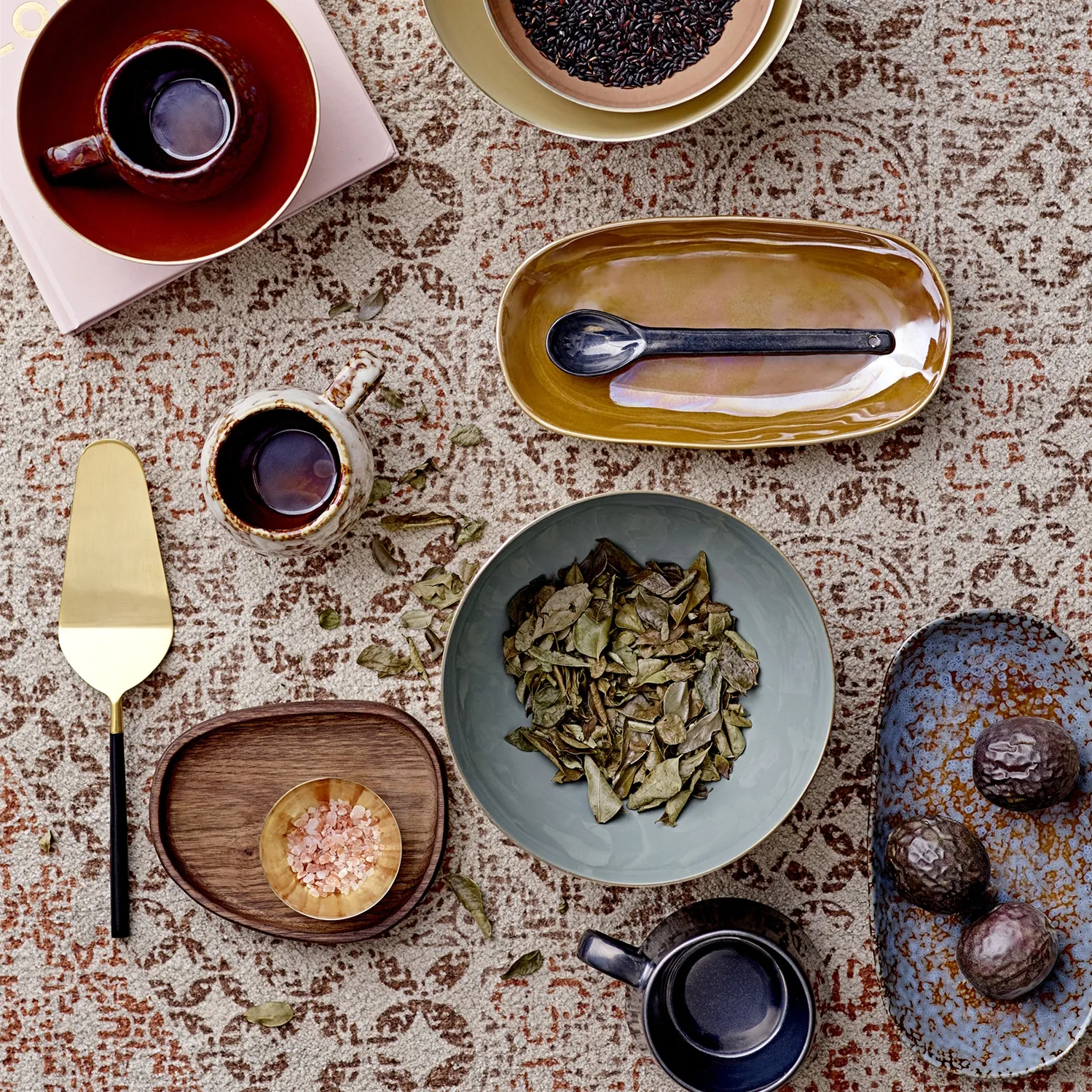 Bloomingville serwer do ciasta 28 cm, Czarno-złoty Bloomingville