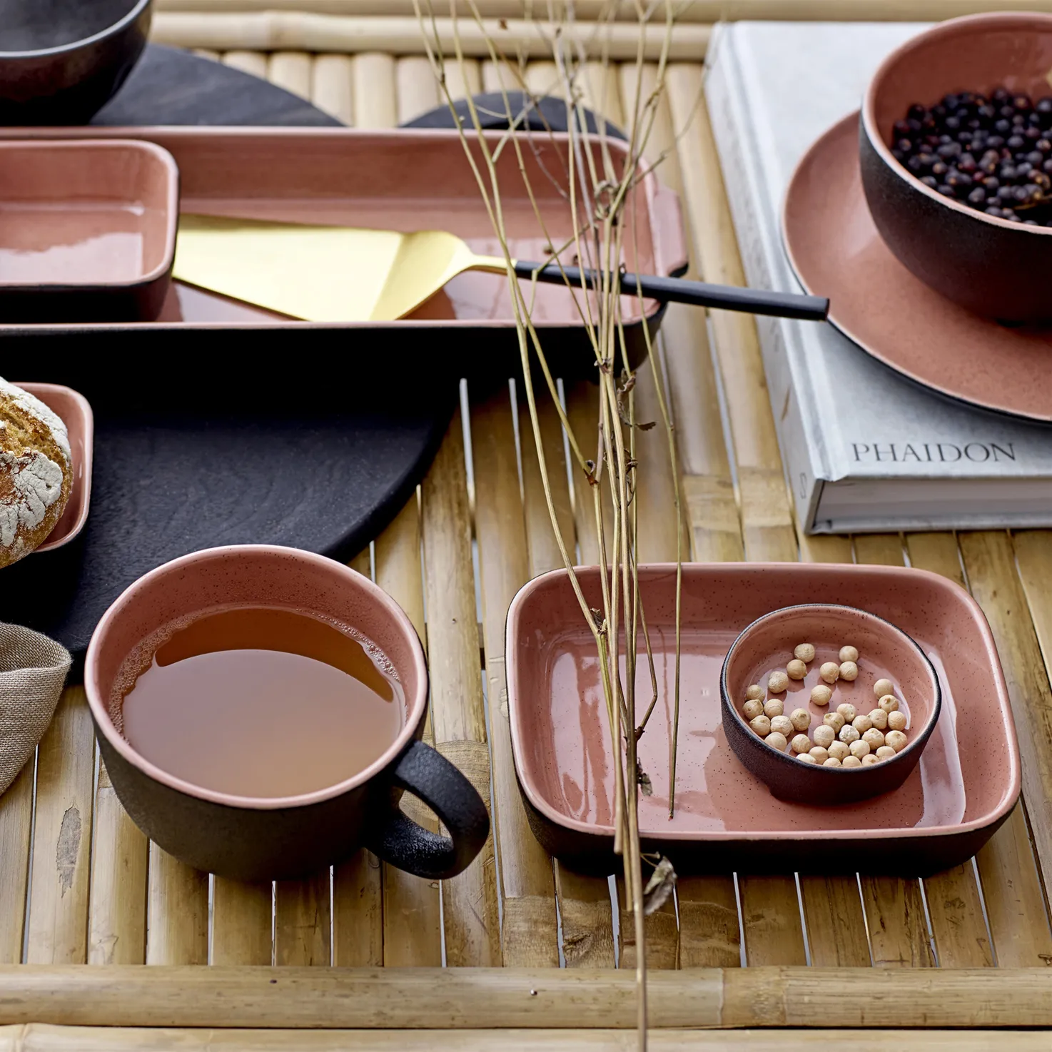 Bloomingville serwer do ciasta 28 cm, Czarno-złoty Bloomingville