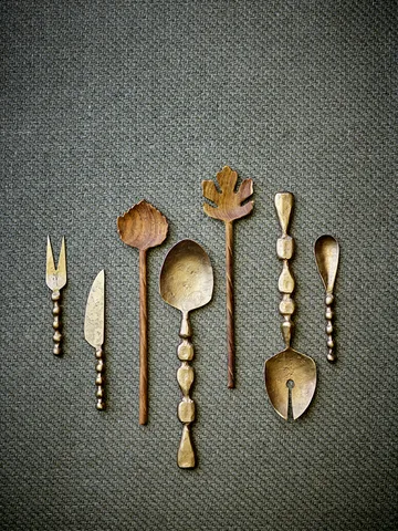 Sztućce do sałatek Edi, 2 części - Mosiężny - Bloomingville