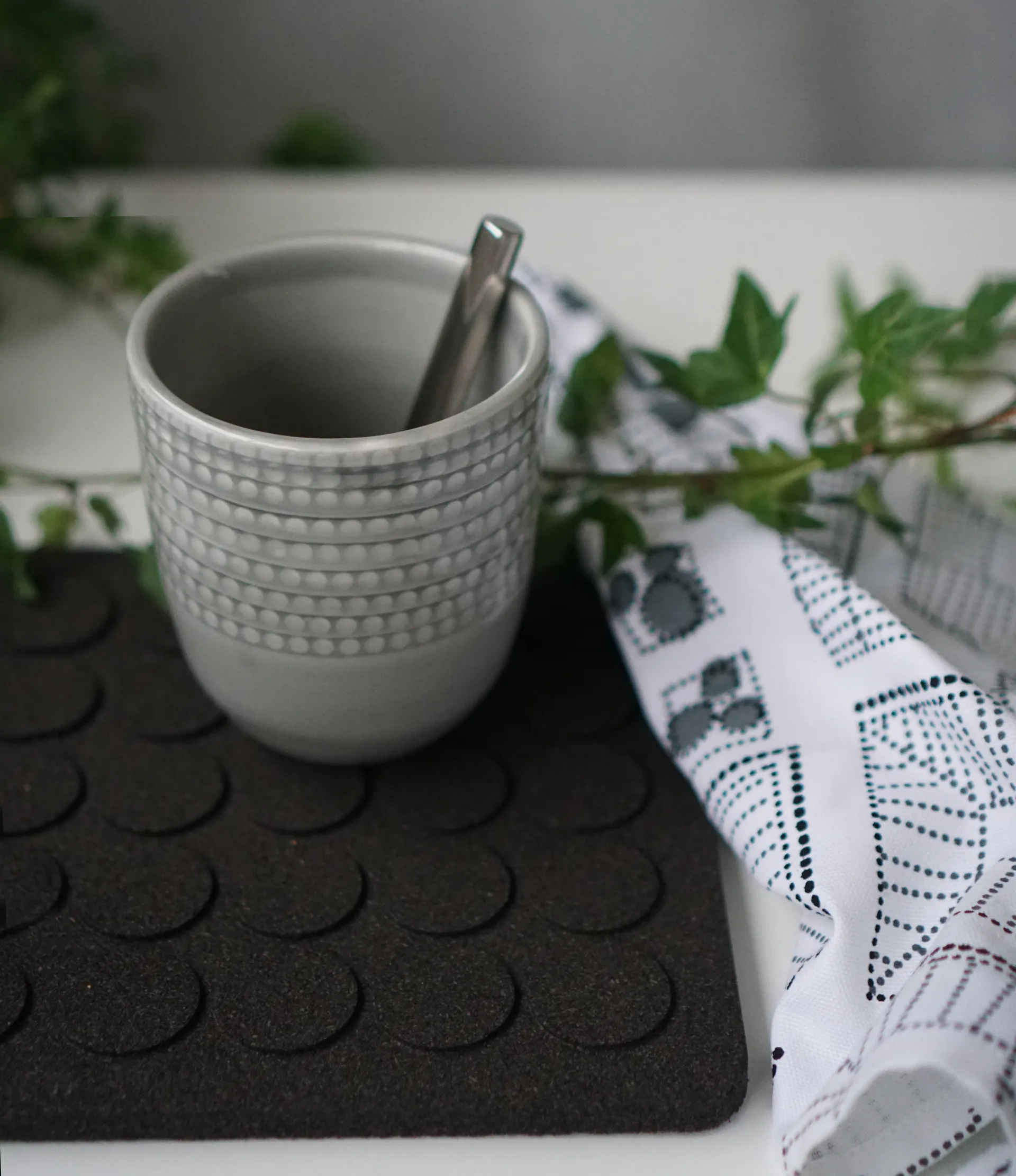 Podstawka kwadratowa Dots 20x20 cm, Czarny Born In Sweden