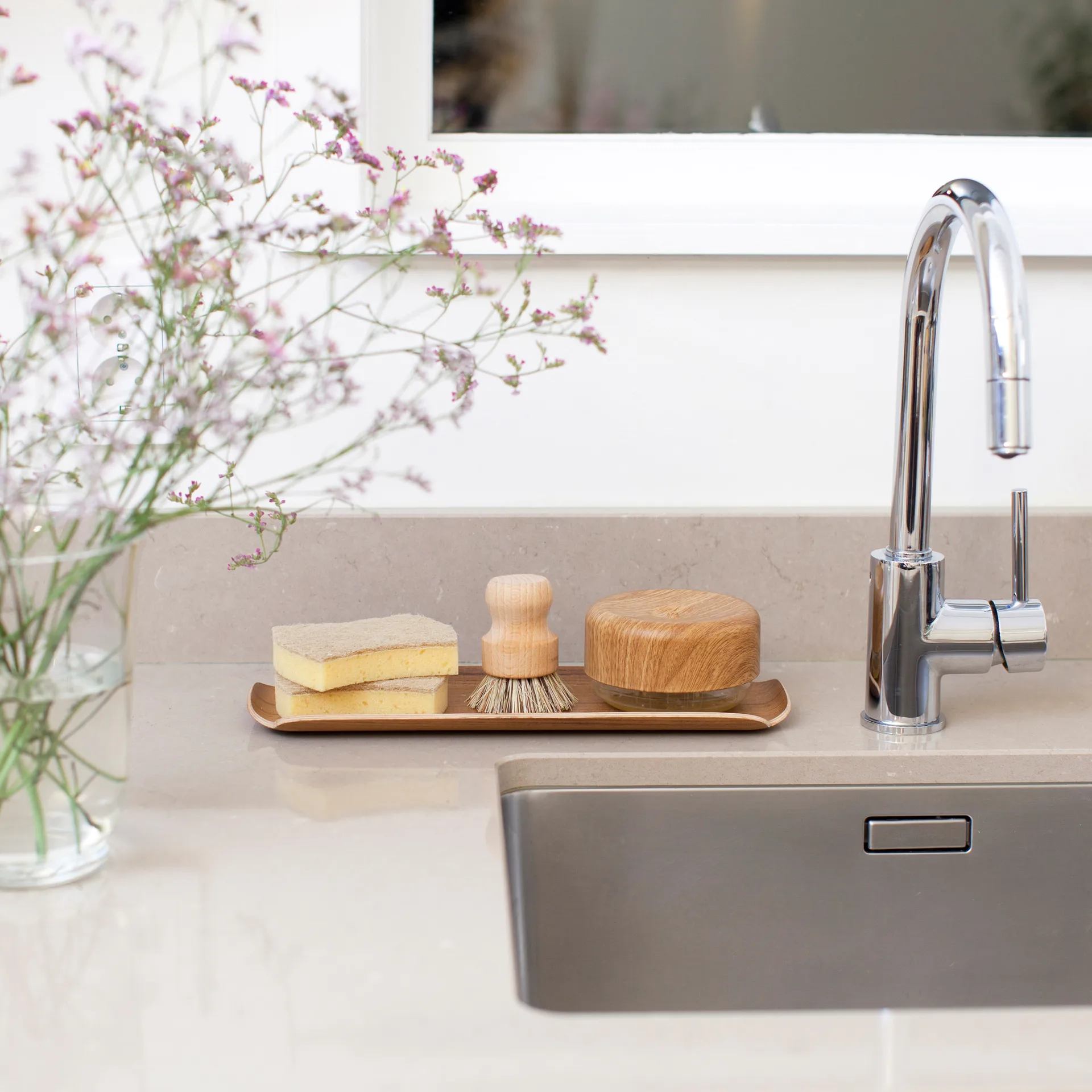 Drewniana taca w kształcie liścia Bosign, Orzech włoski Bosign