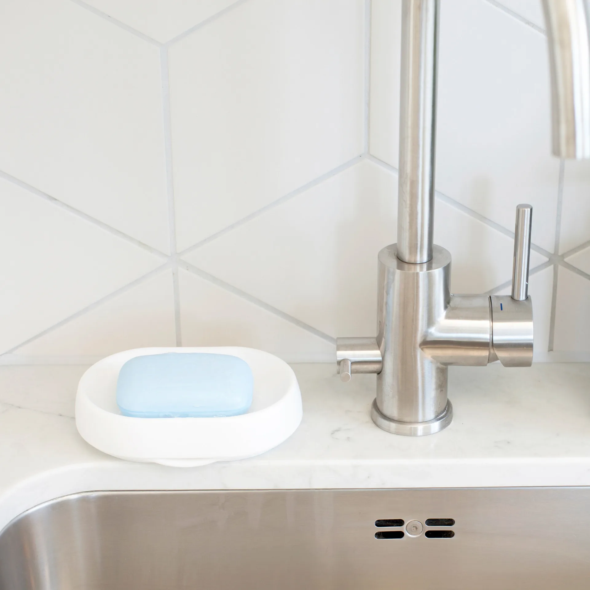 Duża silikonowa mydelniczka z ukrytym odpływem, Biały Bosign