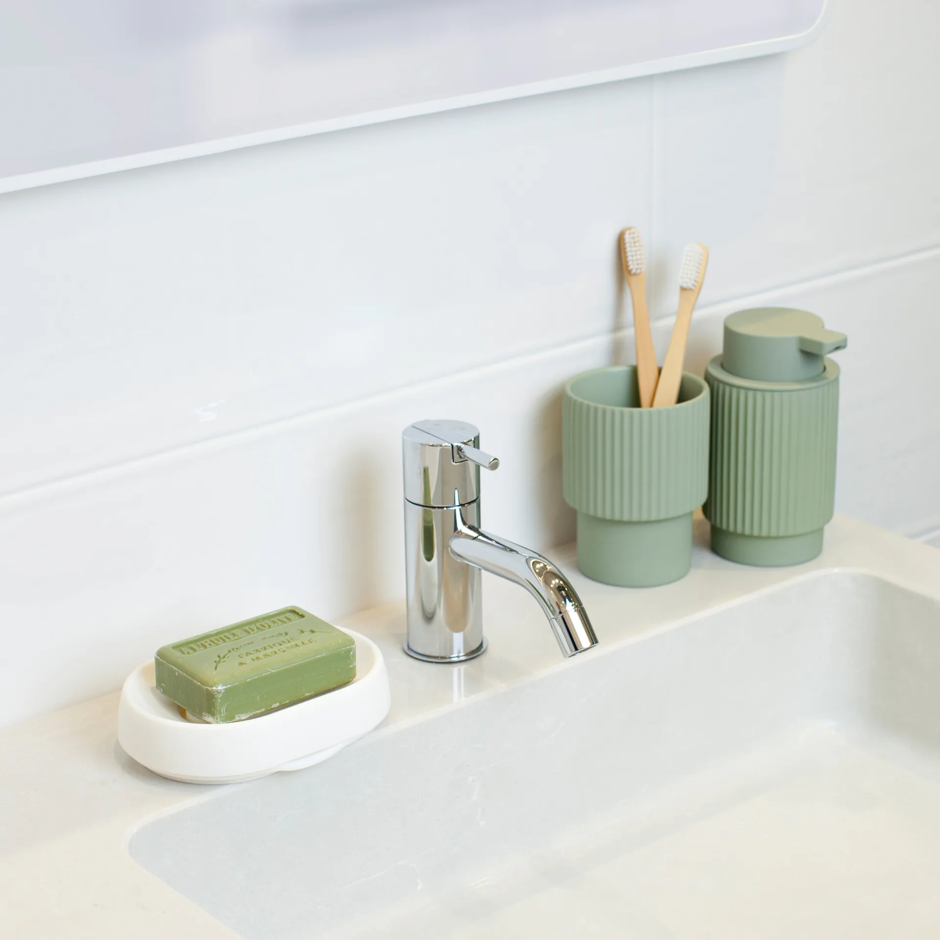 Duża silikonowa mydelniczka z ukrytym odpływem, Biały Bosign