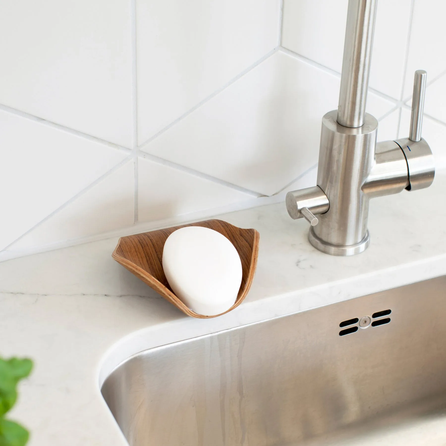 Mydelniczka Leaf™ z odpływem 11,5×11,5 cm, Orzech włoski Bosign