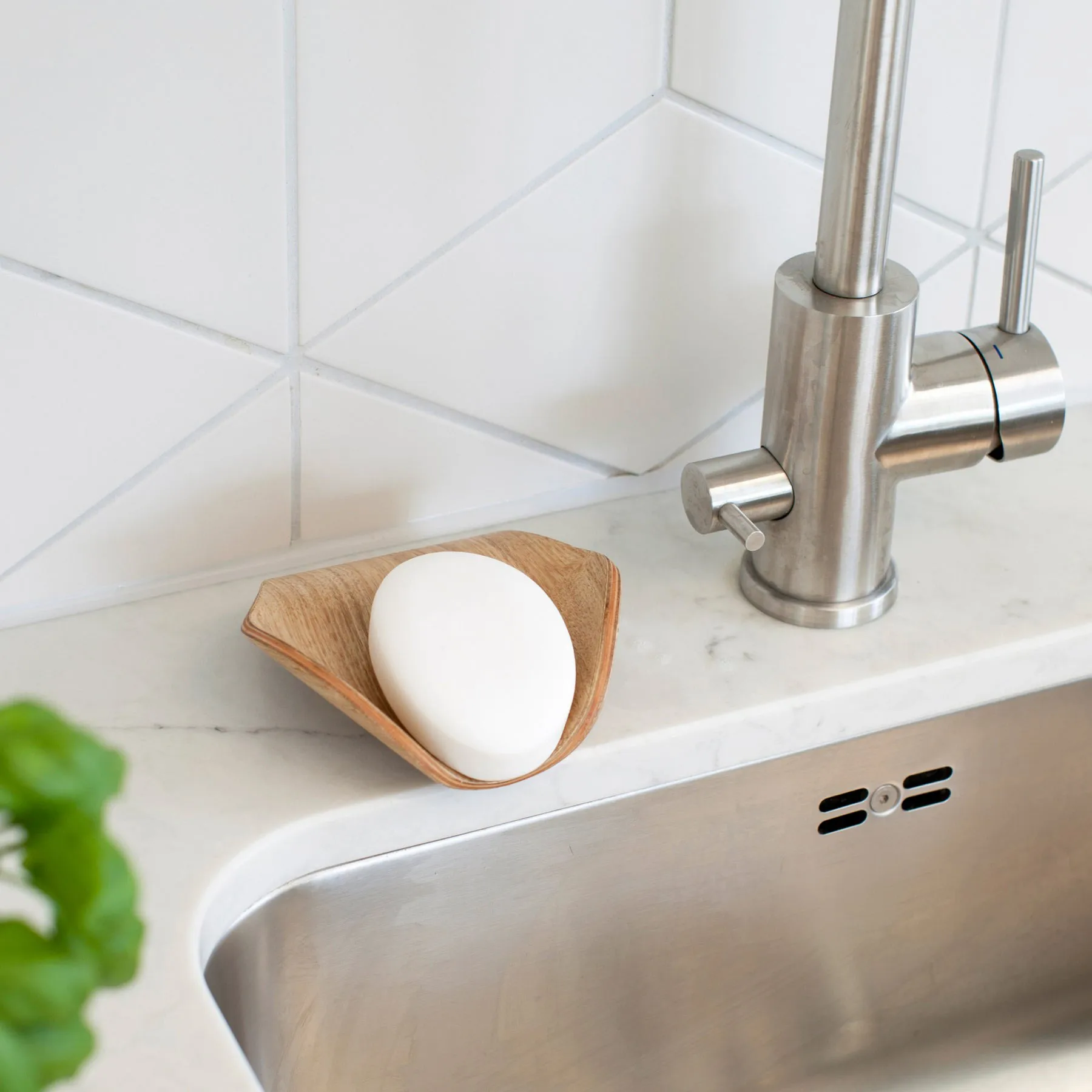 Mydelniczka Leaf™ z odpływem 11,5×11,5 cm, Wiklina Bosign