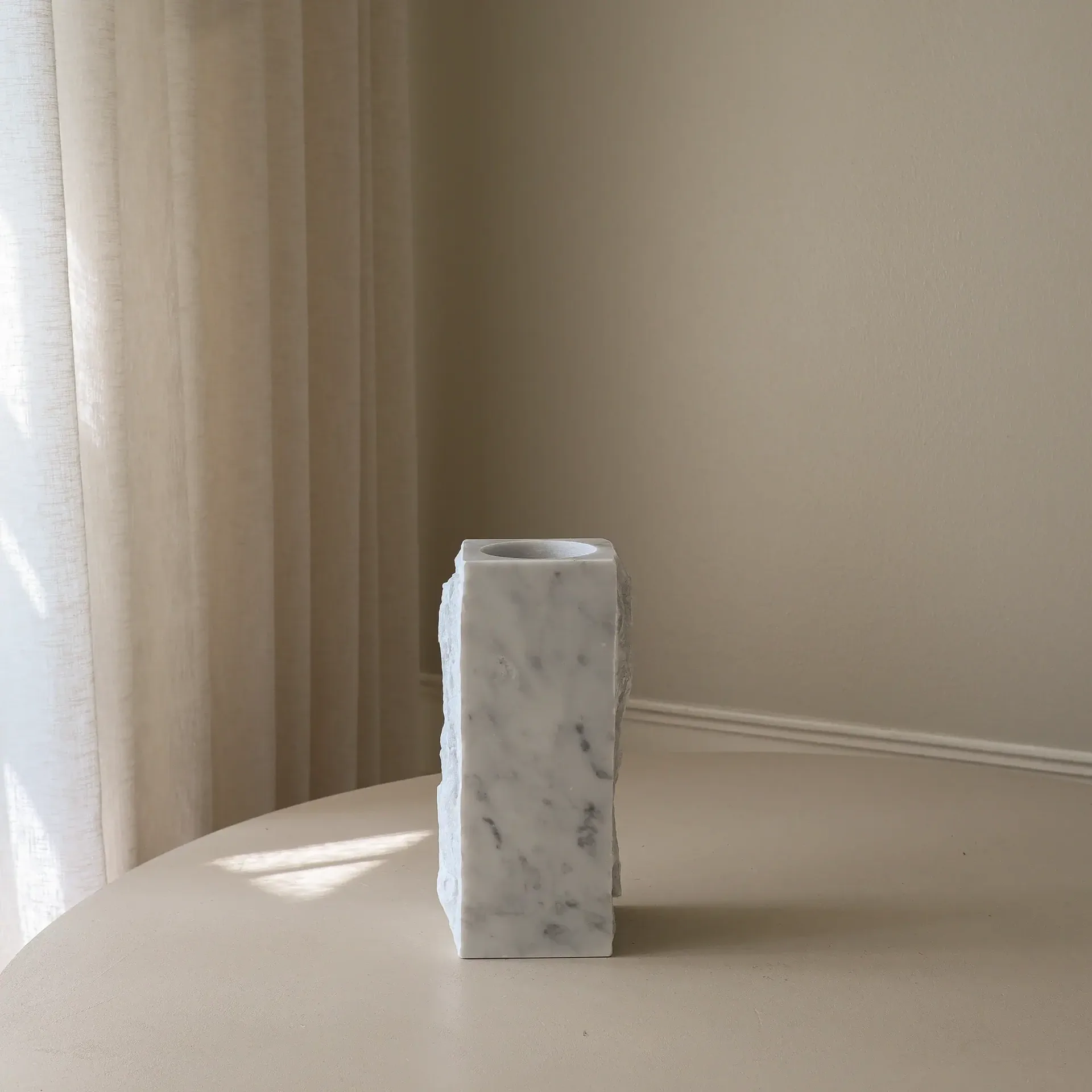 Marmurowy wazon Carrara Edge, Medium, 30 cm Botané