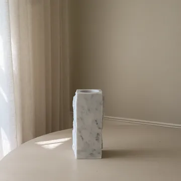 Marmurowy wazon Carrara Edge - Medium, 30 cm - Botané