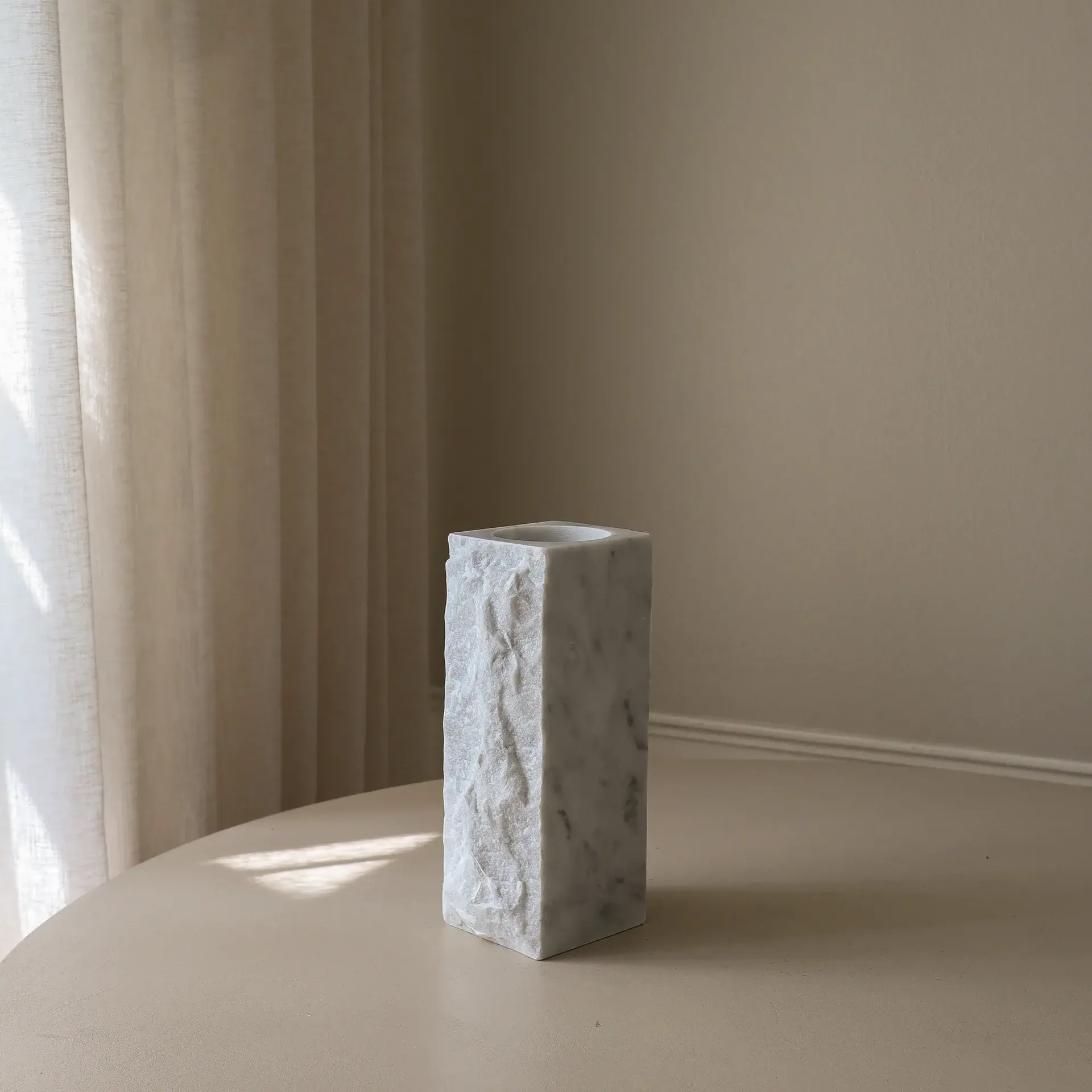 Marmurowy wazon Carrara Edge, Medium, 30 cm Botané