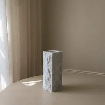 Marmurowy wazon Carrara Edge - Medium, 30 cm - Botané