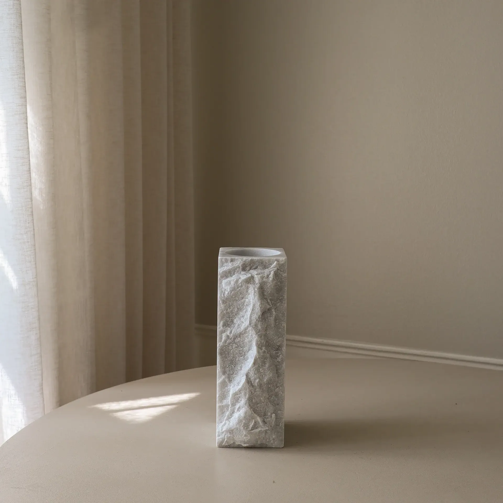 Marmurowy wazon Carrara Edge, Medium, 30 cm Botané